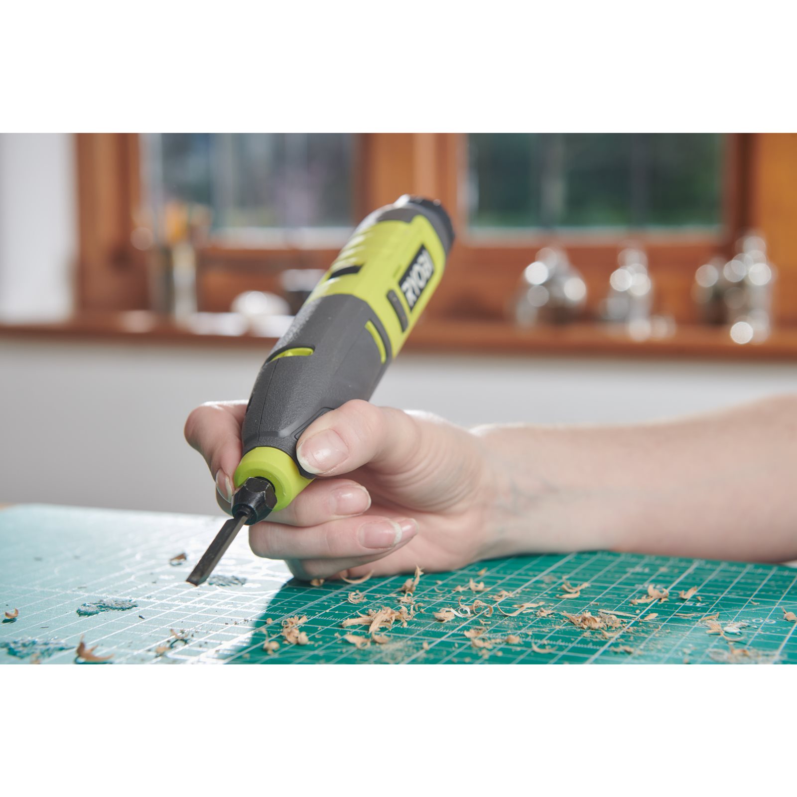 Mașină de tăiat USB Lithium 4V Ryobi RPC4-0 - in utilizare 3