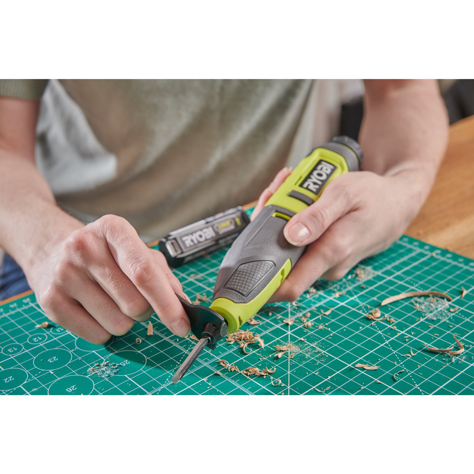 Mașină de tăiat USB Lithium 4V Ryobi RPC4-0 - in utilizare 4