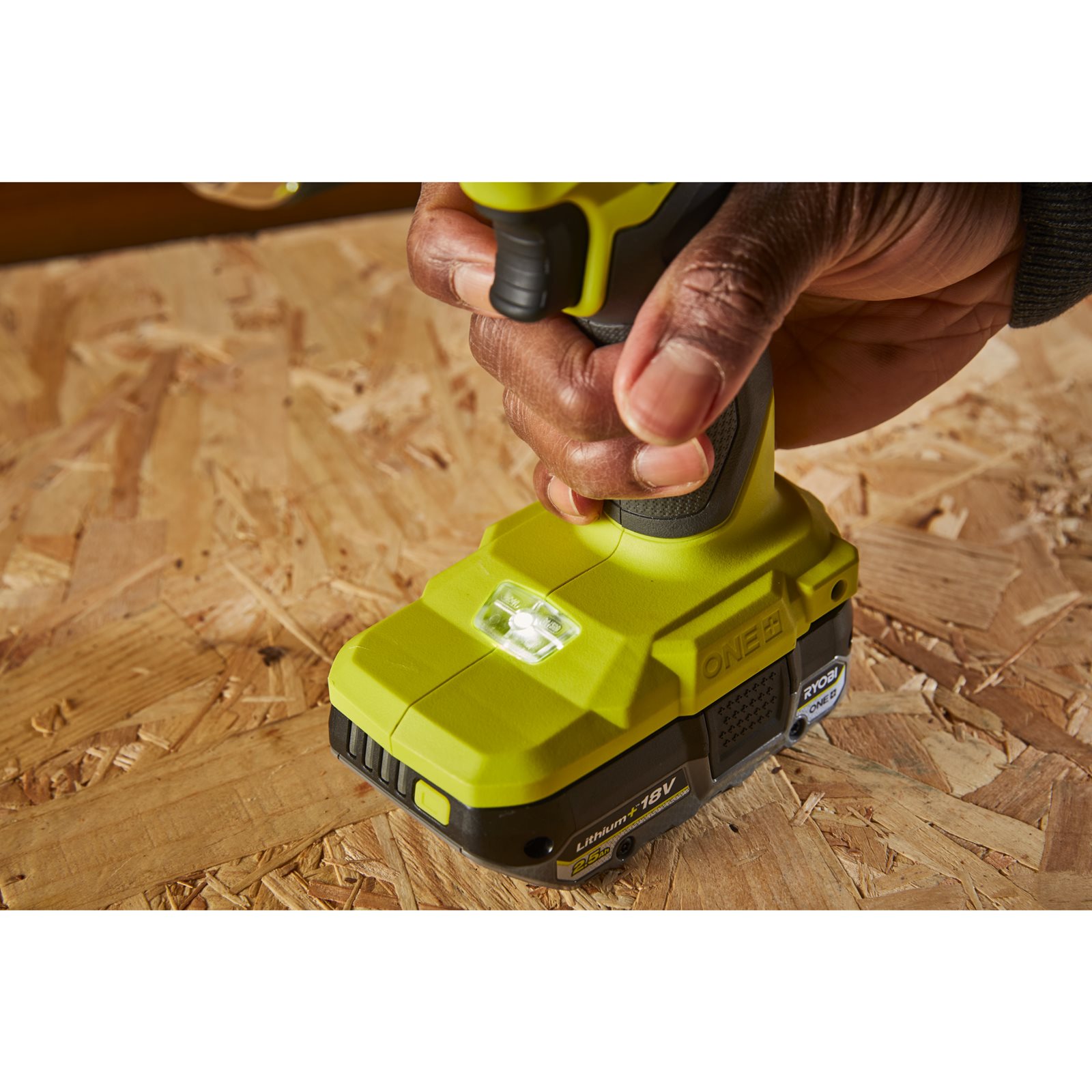 Rotopercutor 18V ONE+ fără cablu și fără perii (2x 2,0Ah) Ryobi RPD18BL1-2C20S - in utilizare 6