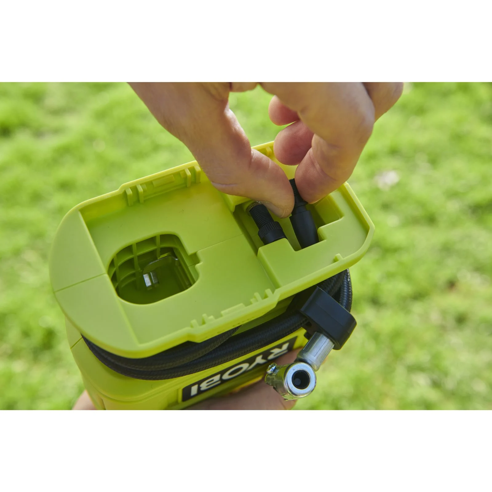 Inflator cu presiune înaltă 18V ONE+ Ryobi RPI18-0 - in utilizare 5