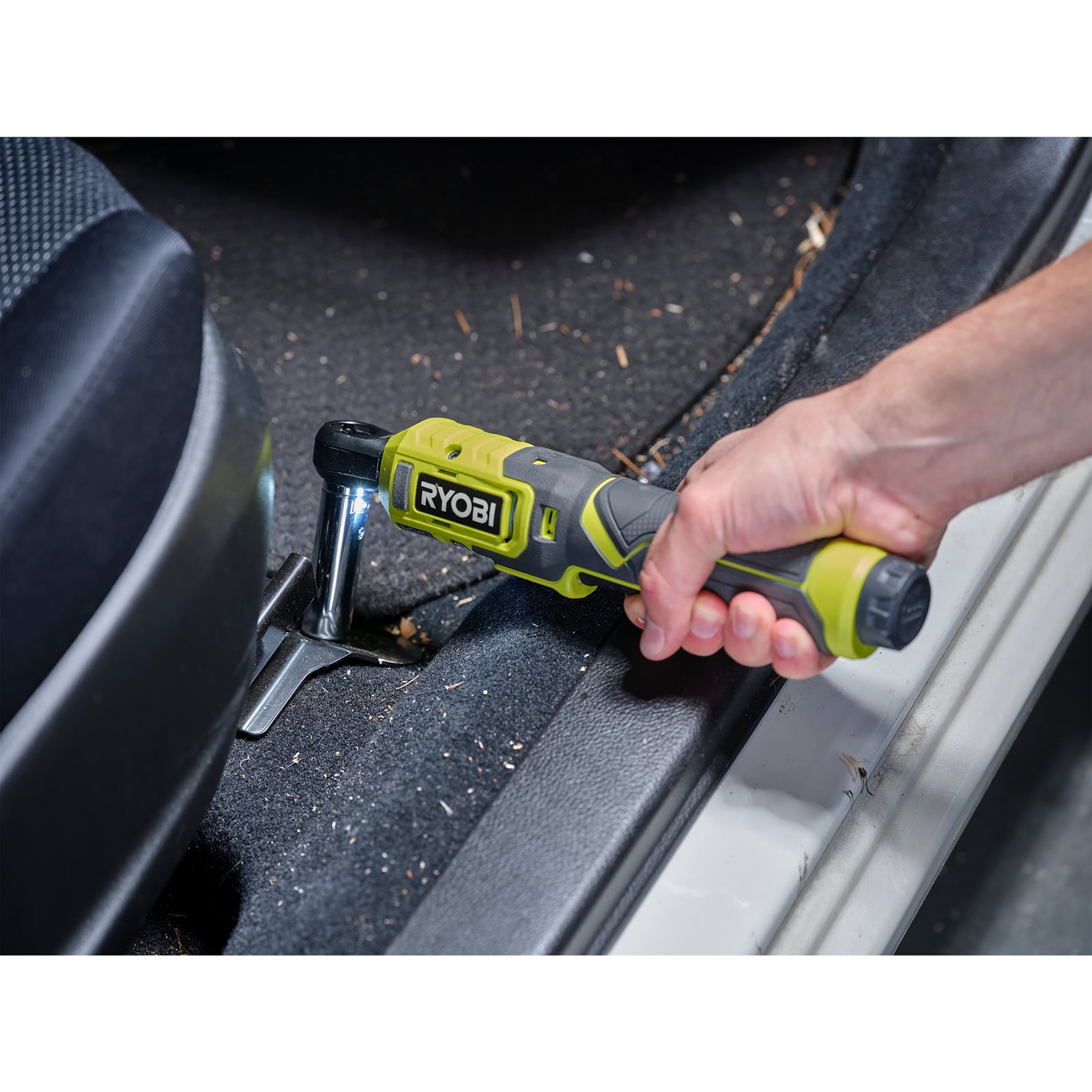 Cheie cu clichet USB Lithium 4V Ryobi RR14W4-0 - in utilizare 3