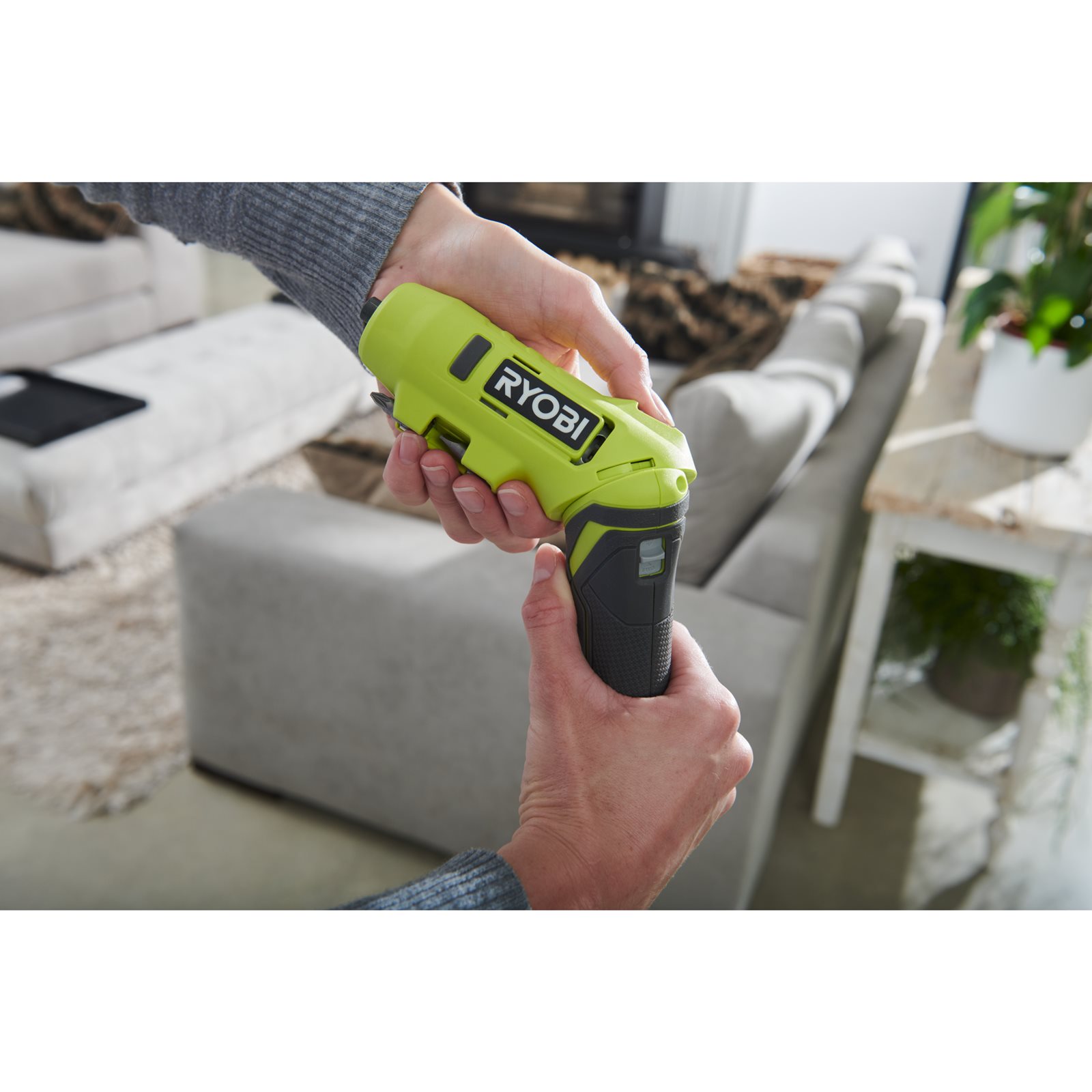 Șurubelniță pivotantă USB Lithium 4V (1x 2,0Ah) Ryobi RSDP4-120G - in utilizare 1
