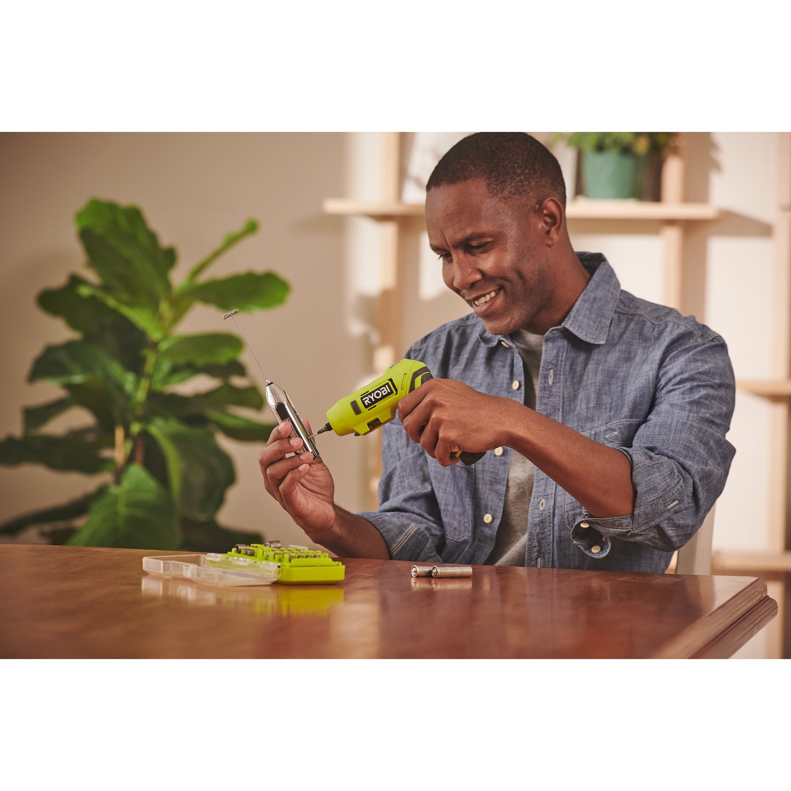 Șurubelniță pivotantă USB Lithium 4V (1x 2,0Ah) Ryobi RSDP4-120G - in utilizare 2