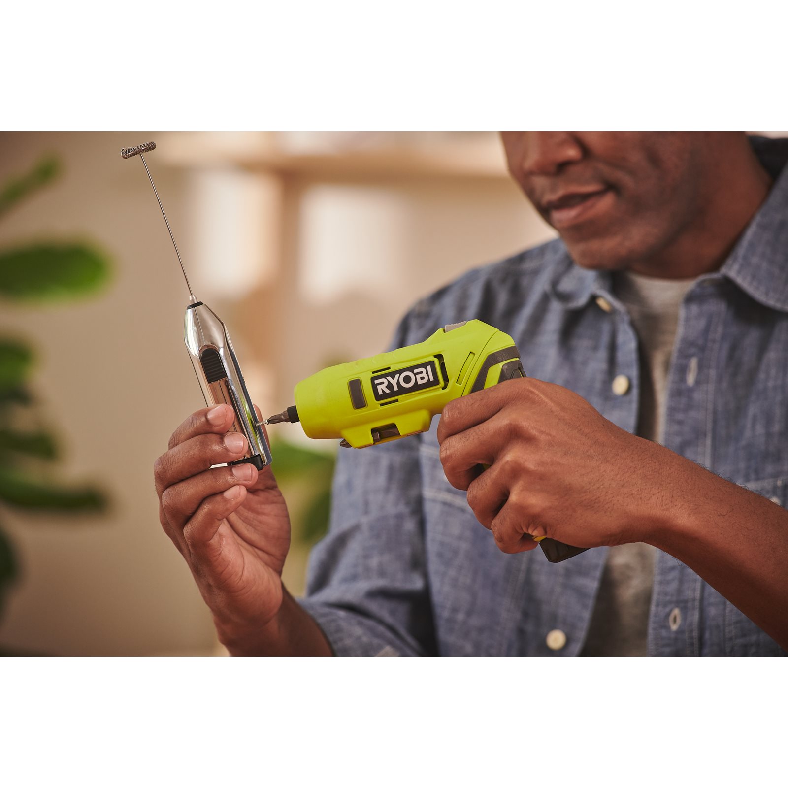 Șurubelniță pivotantă USB Lithium 4V (1x 2,0Ah) Ryobi RSDP4-120G - in utilizare 4