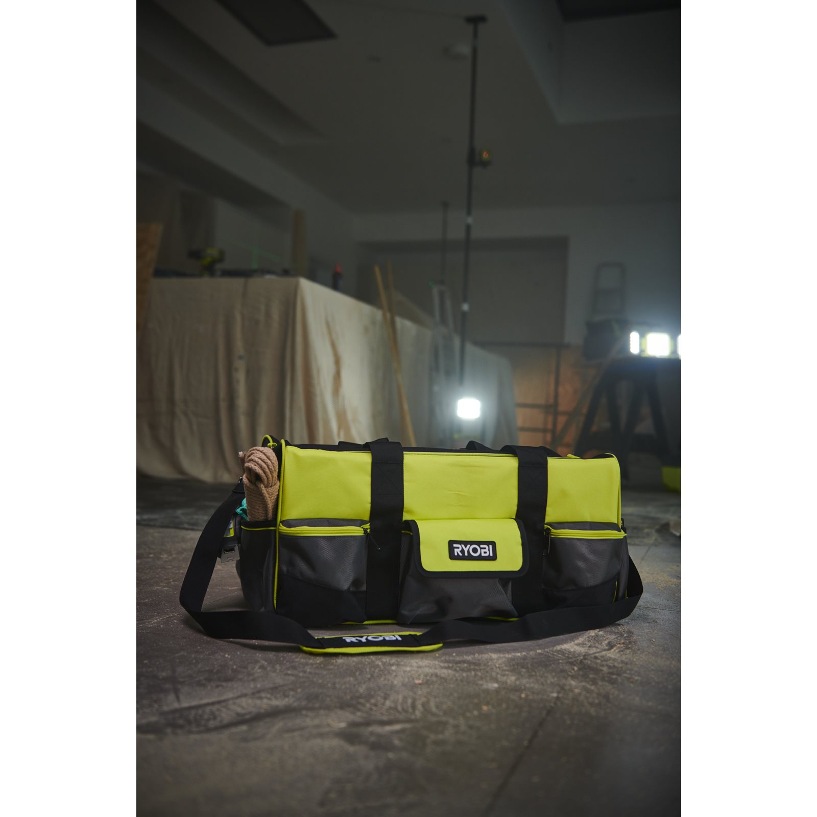 Geantă textilă mare pentru scule 49L Ryobi RSSLTB1 - in utilizare 3
