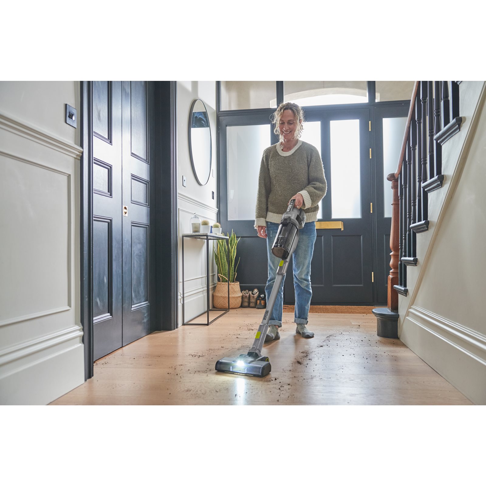 Aspirator vertical fără perii 18V ONE+ Ryobi RSVS18BL-0 - in utilizare 1