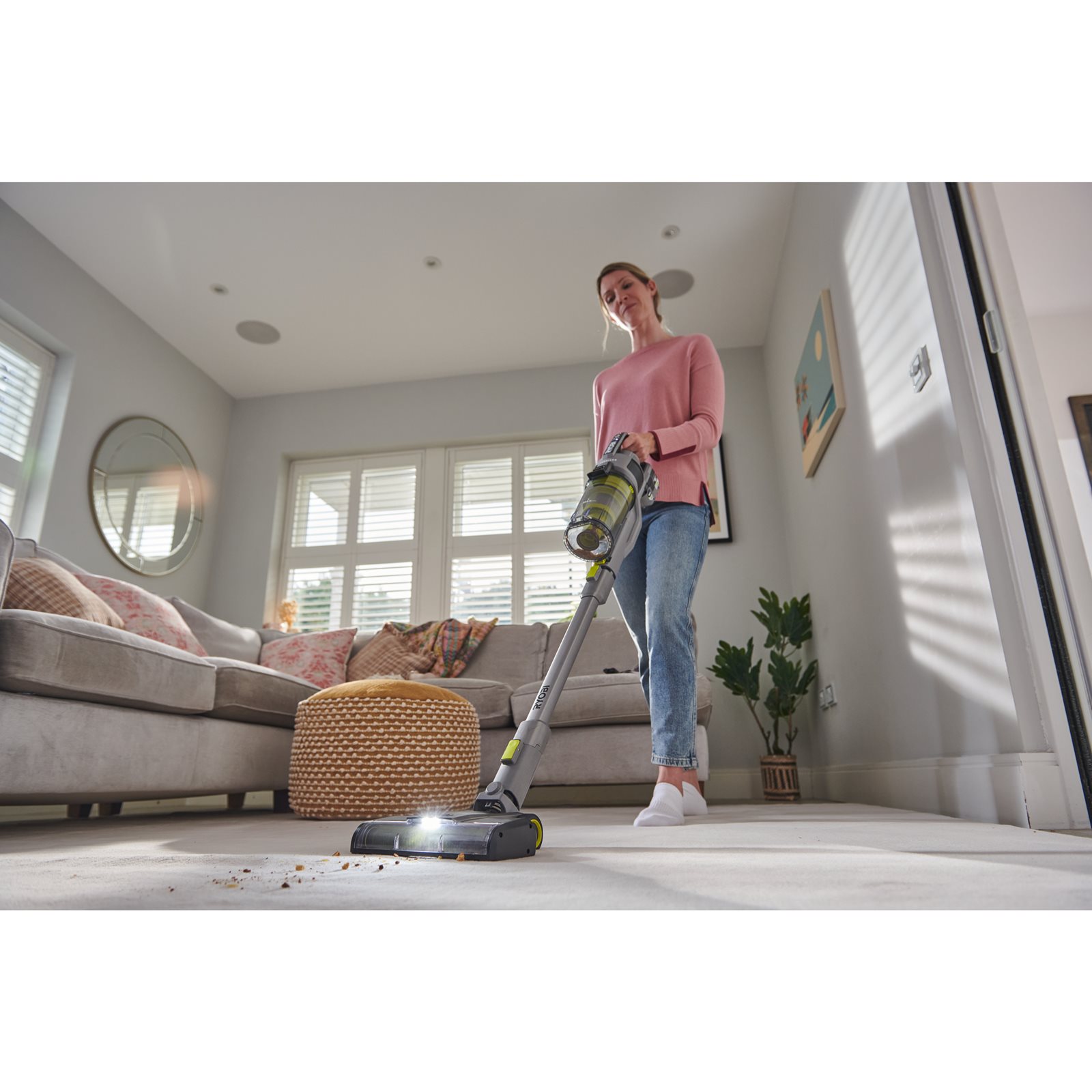 Aspirator vertical fără perii 18V ONE+ Ryobi RSVS18BL-0 - in utilizare 2