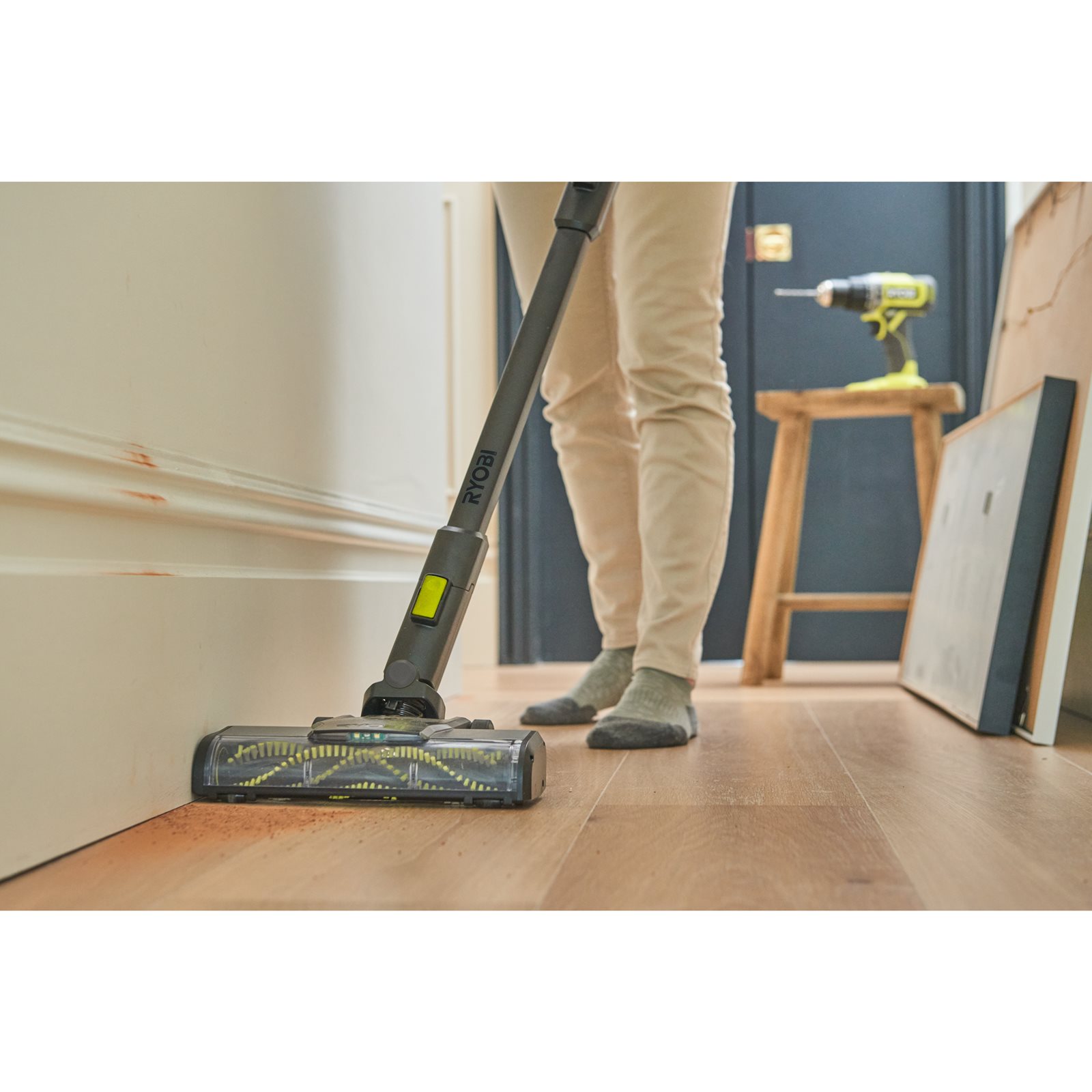 Aspirator vertical fără perii 18V ONE+ Ryobi RSVS18BL-0 - in utilizare 3