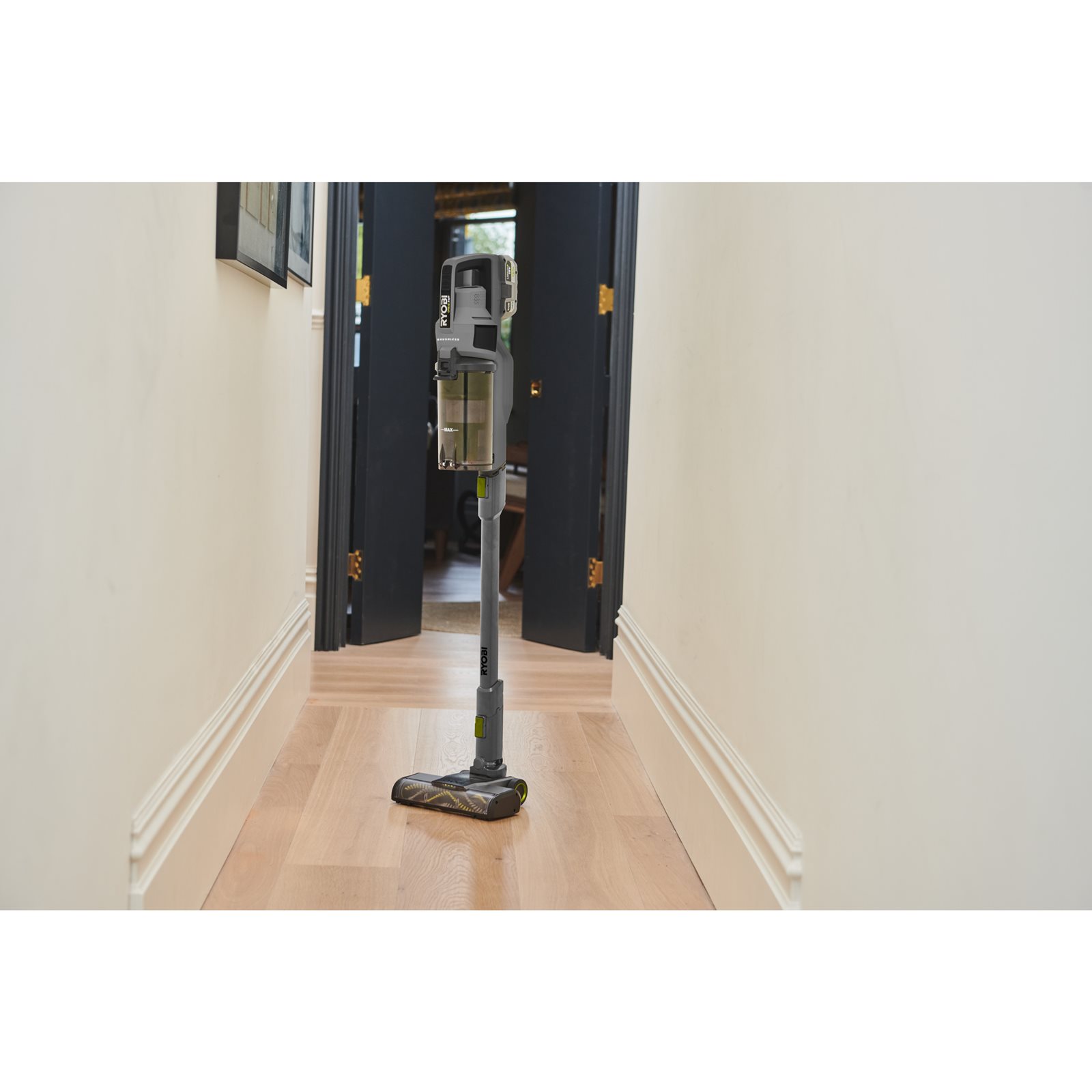 Aspirator vertical fără perii 18V ONE+ Ryobi RSVS18BL-0 - in utilizare 4