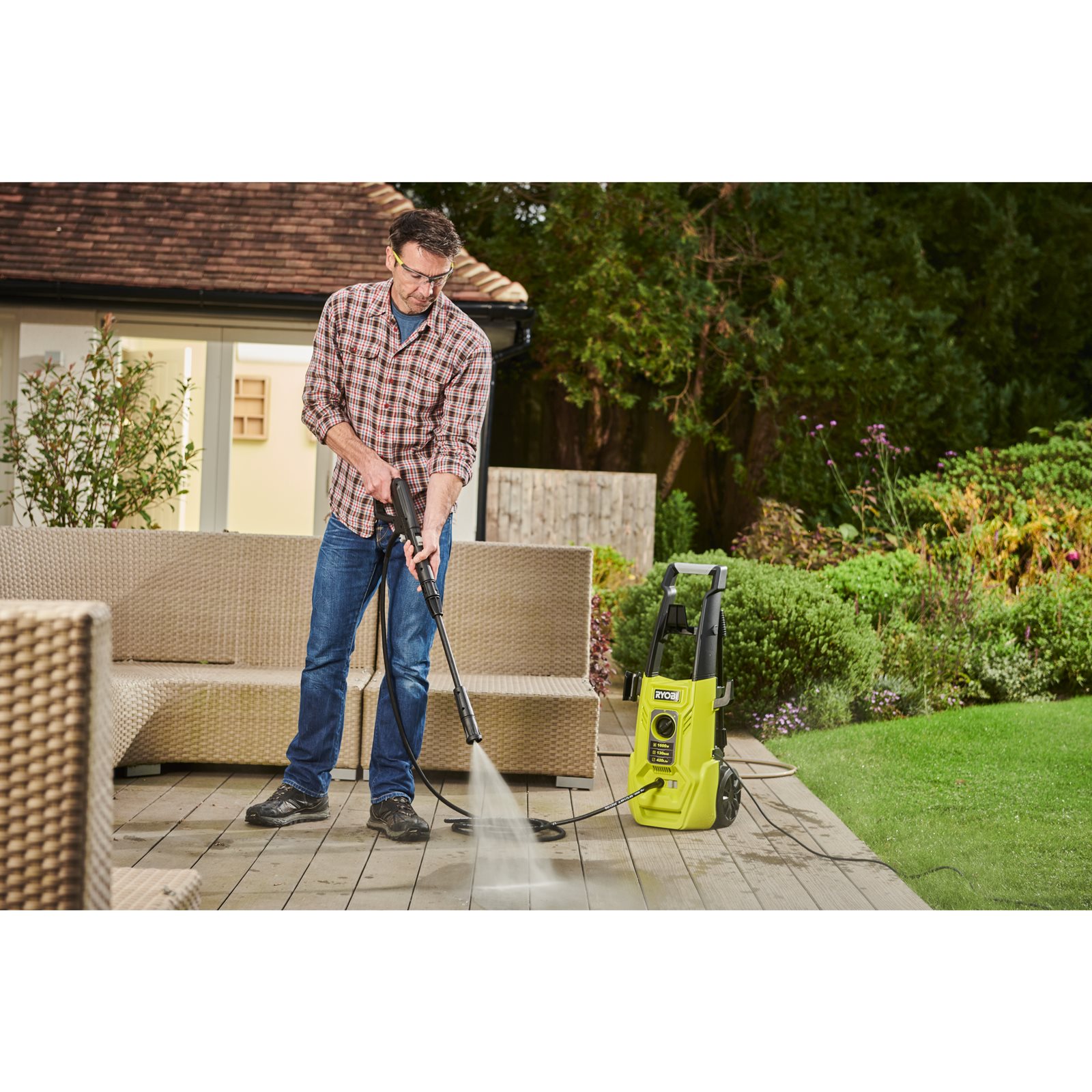 Aparat de spălare cu presiune 130 BAR Ryobi RY130PWA - in utilizare 1