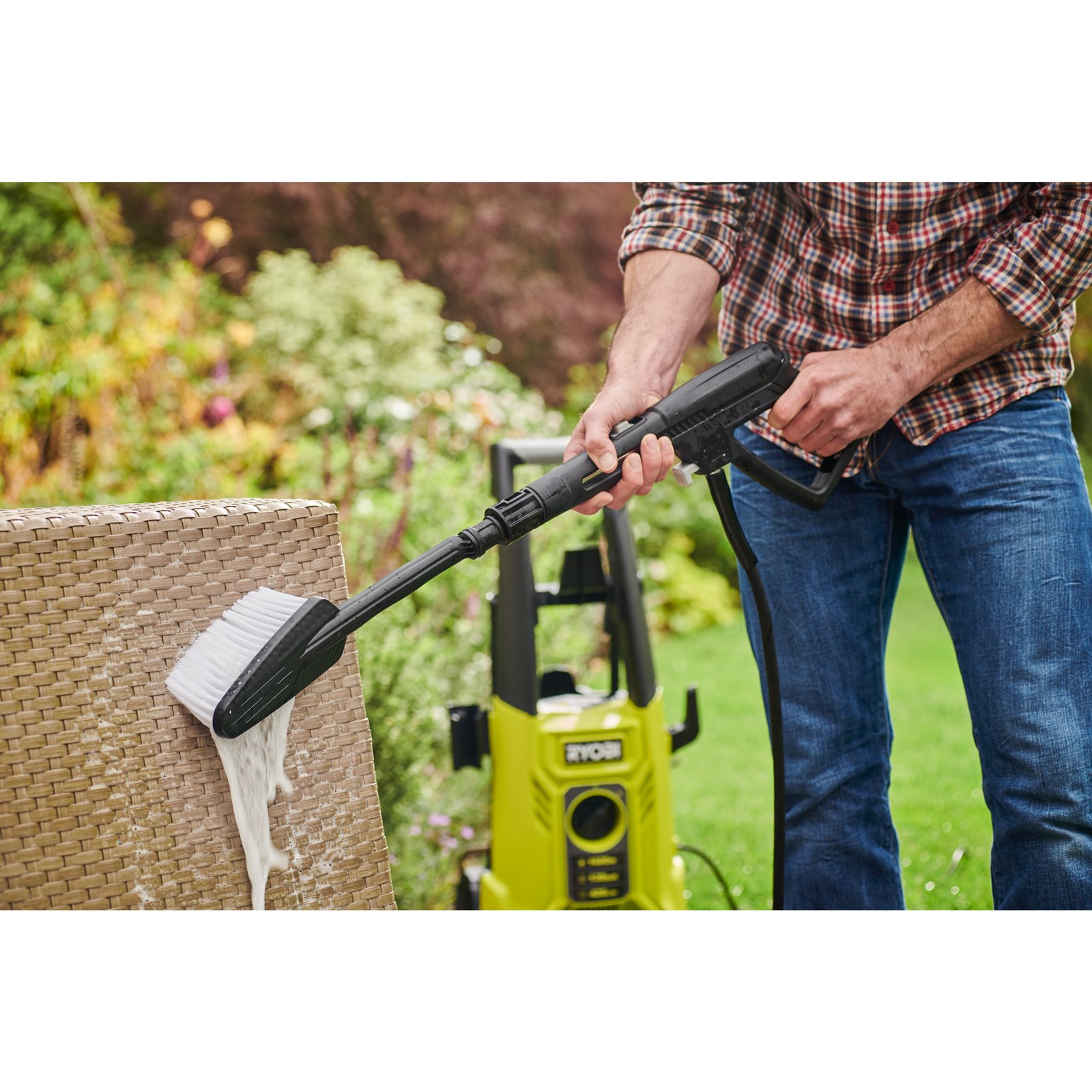 Aparat de spălare cu presiune 130 BAR Ryobi RY130PWA - in utilizare 3