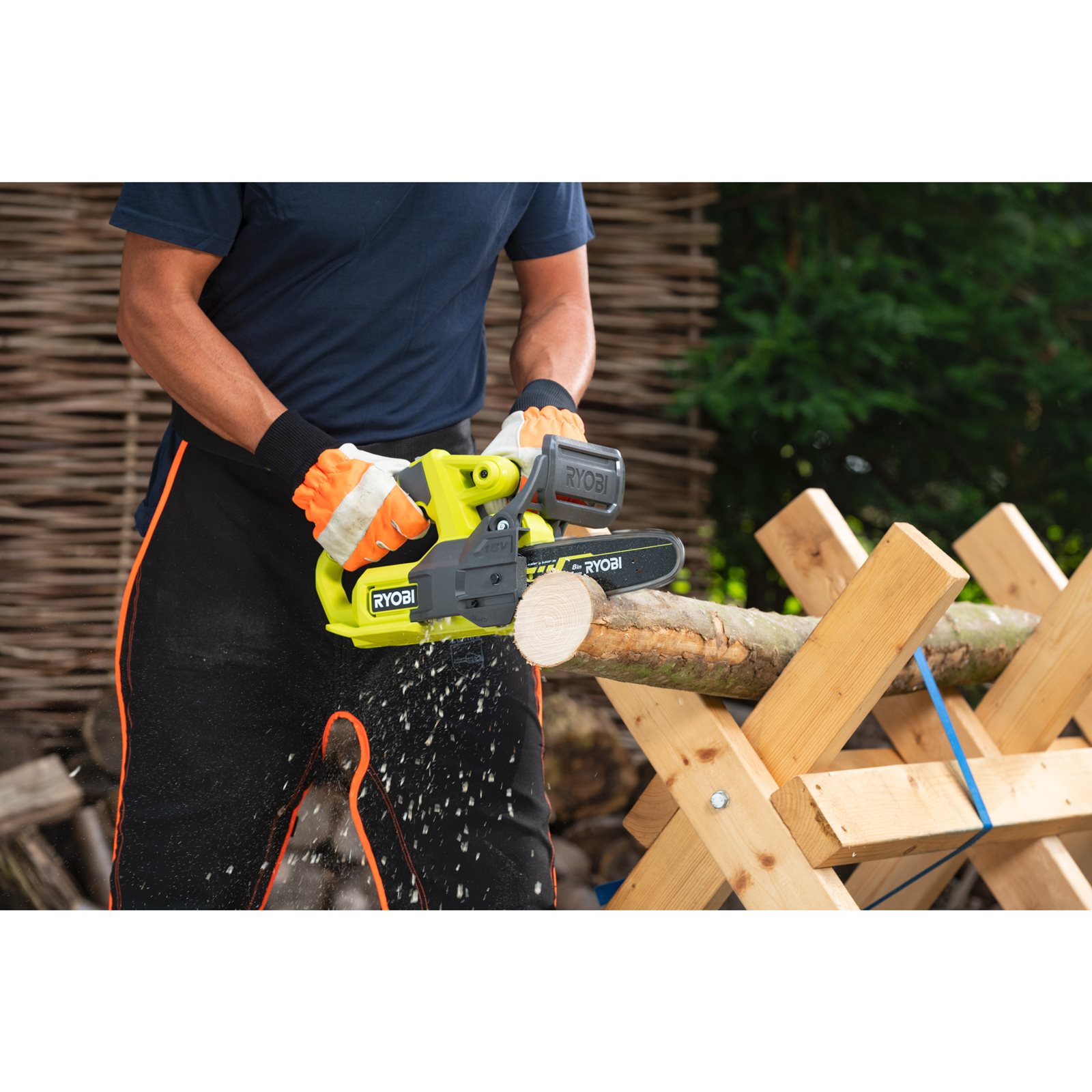 Fierăstrău cu lanț 18V ONE+, bară 20cm (1 x 2,5 Ah) Ryobi RY18CS20A-125 - in utilizare 1