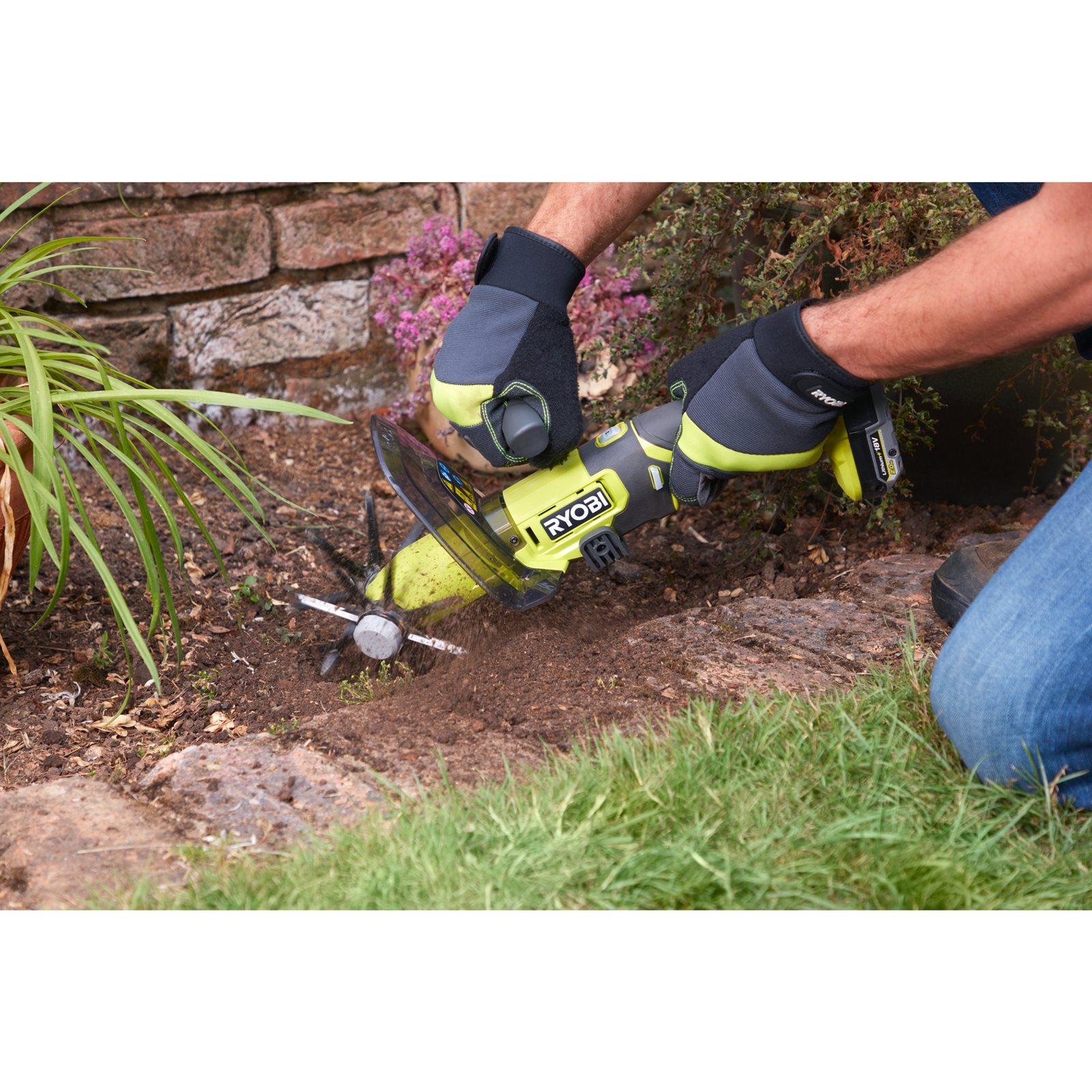 Cultivator de mână fără cablu 18V Ryobi RY18HCA-0 - in utilizare 3
