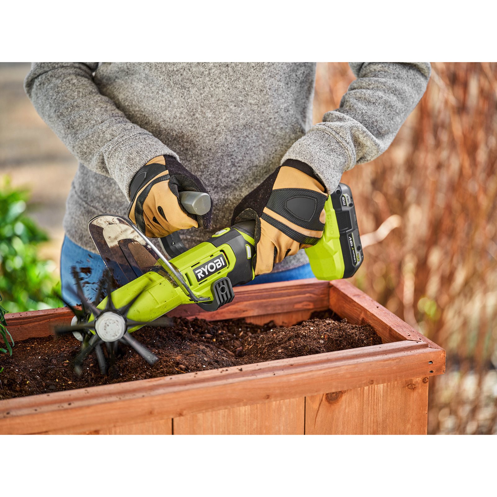 Cultivator de mână fără cablu 18V Ryobi RY18HCA-0 - in utilizare 4