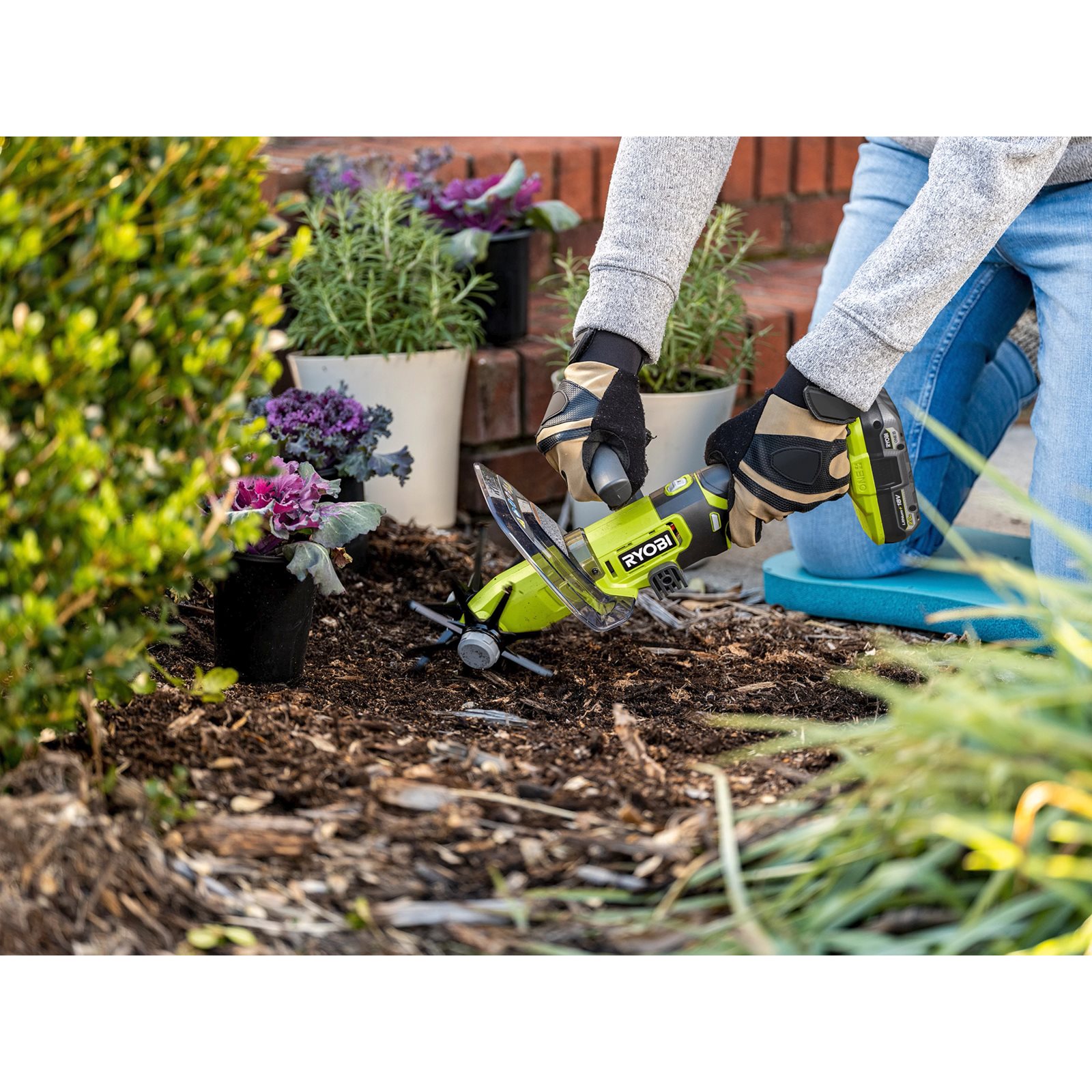 Cultivator de mână fără cablu 18V Ryobi RY18HCA-0 - in utilizare 6