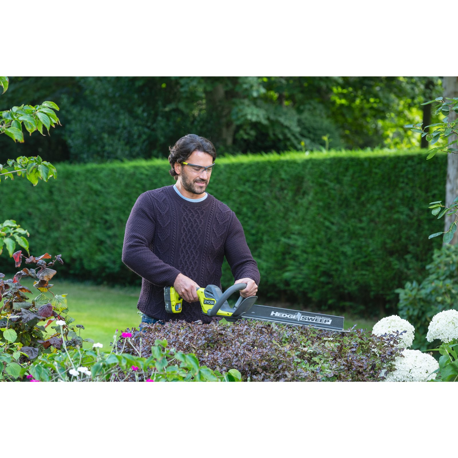 Foarfecă tuns gard viu 18V ONE+, lamă 45cm (1 x 2,0 Ah) Ryobi RY18HT45A-120 - in utilizare 1