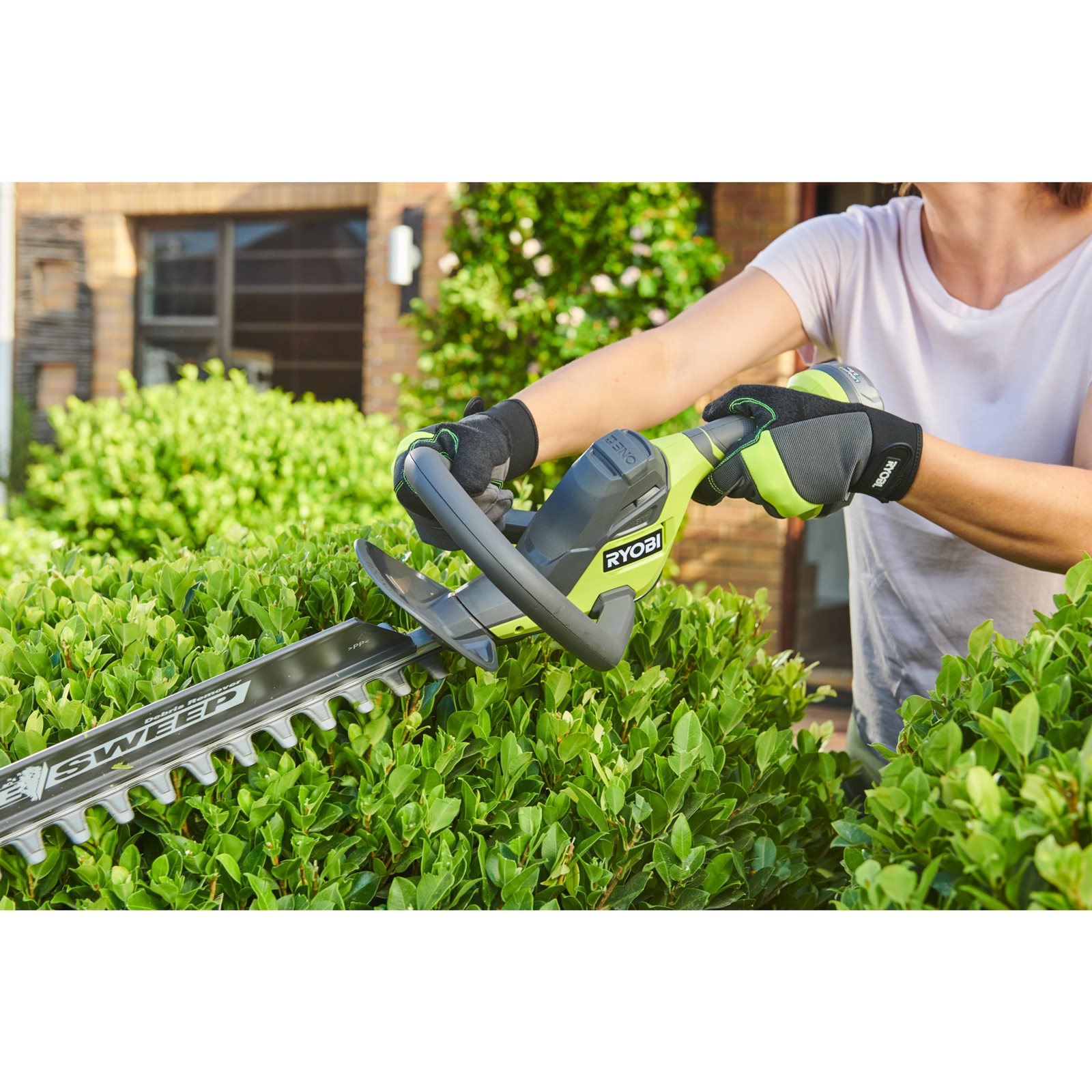 Foarfecă tuns gard viu 18V ONE+, lamă 45cm (1 x 2,0 Ah) Ryobi RY18HT45A-120 - in utilizare 3