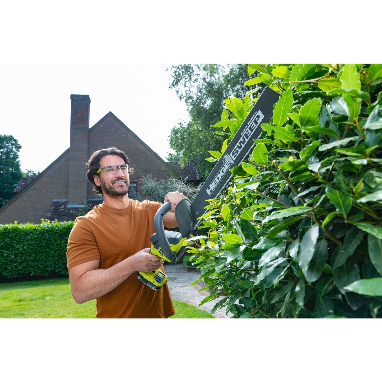 Foarfecă tuns gard viu 18V ONE+, lamă 45cm (1 x 2,0 Ah) Ryobi RY18HT45A-120 - in utilizare 5
