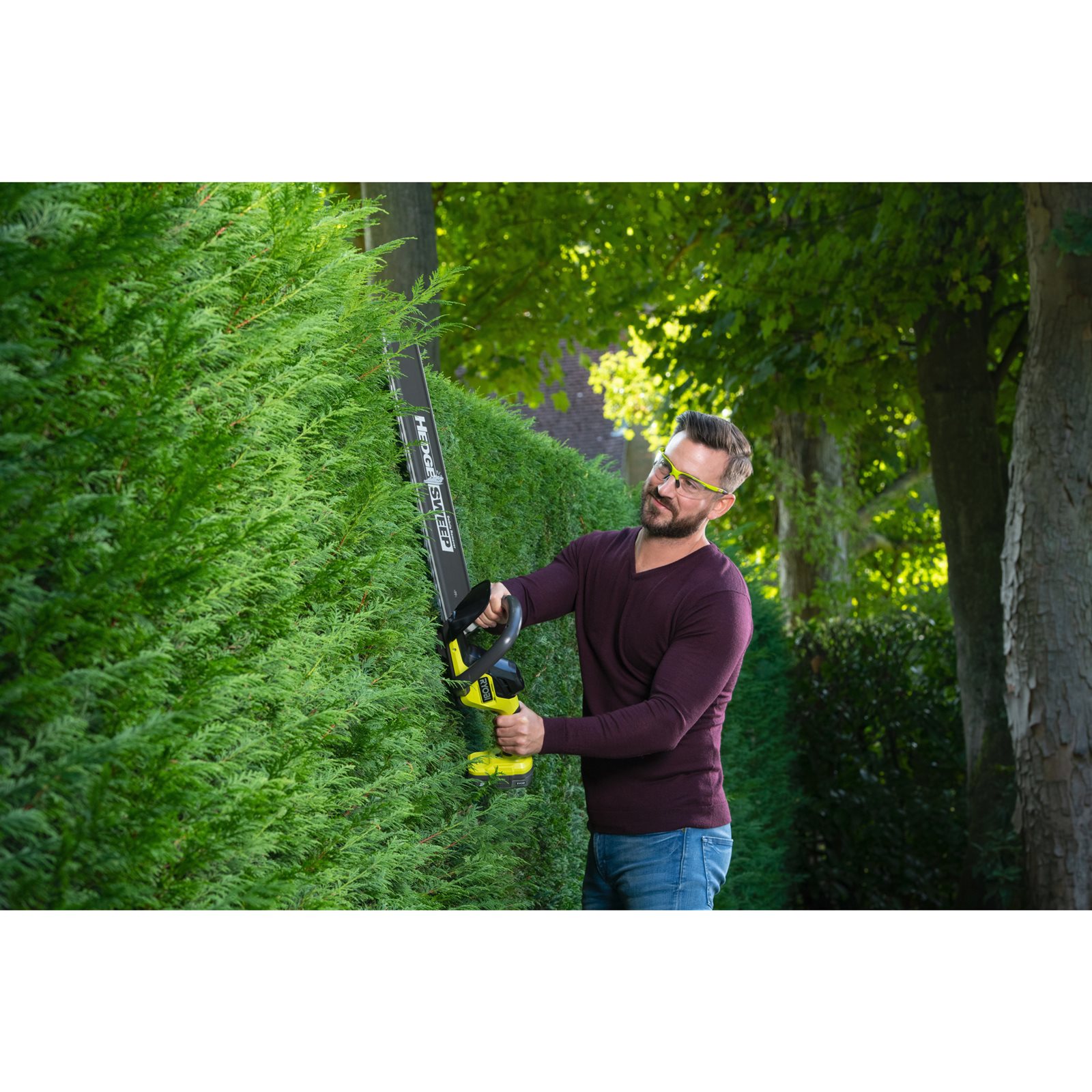 Foarfecă tuns gard viu 18V ONE+, lamă 55cm (1 x 2,0 Ah) Ryobi RY18HT55A-120 - in utilizare 4