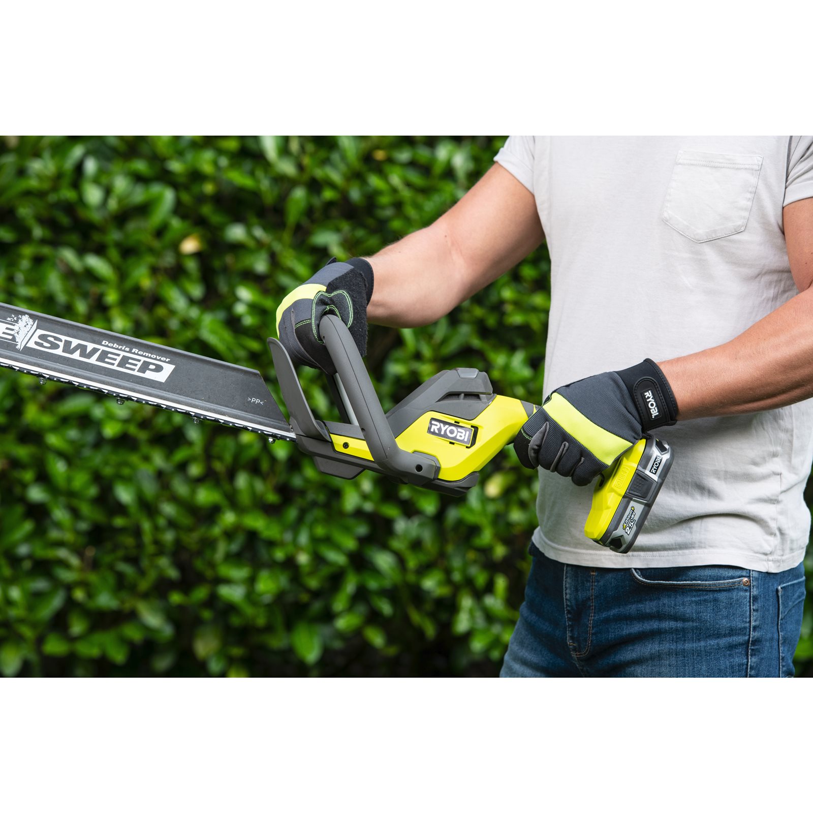 Foarfecă tuns gard viu 18V ONE+, lamă 55cm (1 x 4,0 Ah) Ryobi RY18HT55A-140 - in utilizare 1
