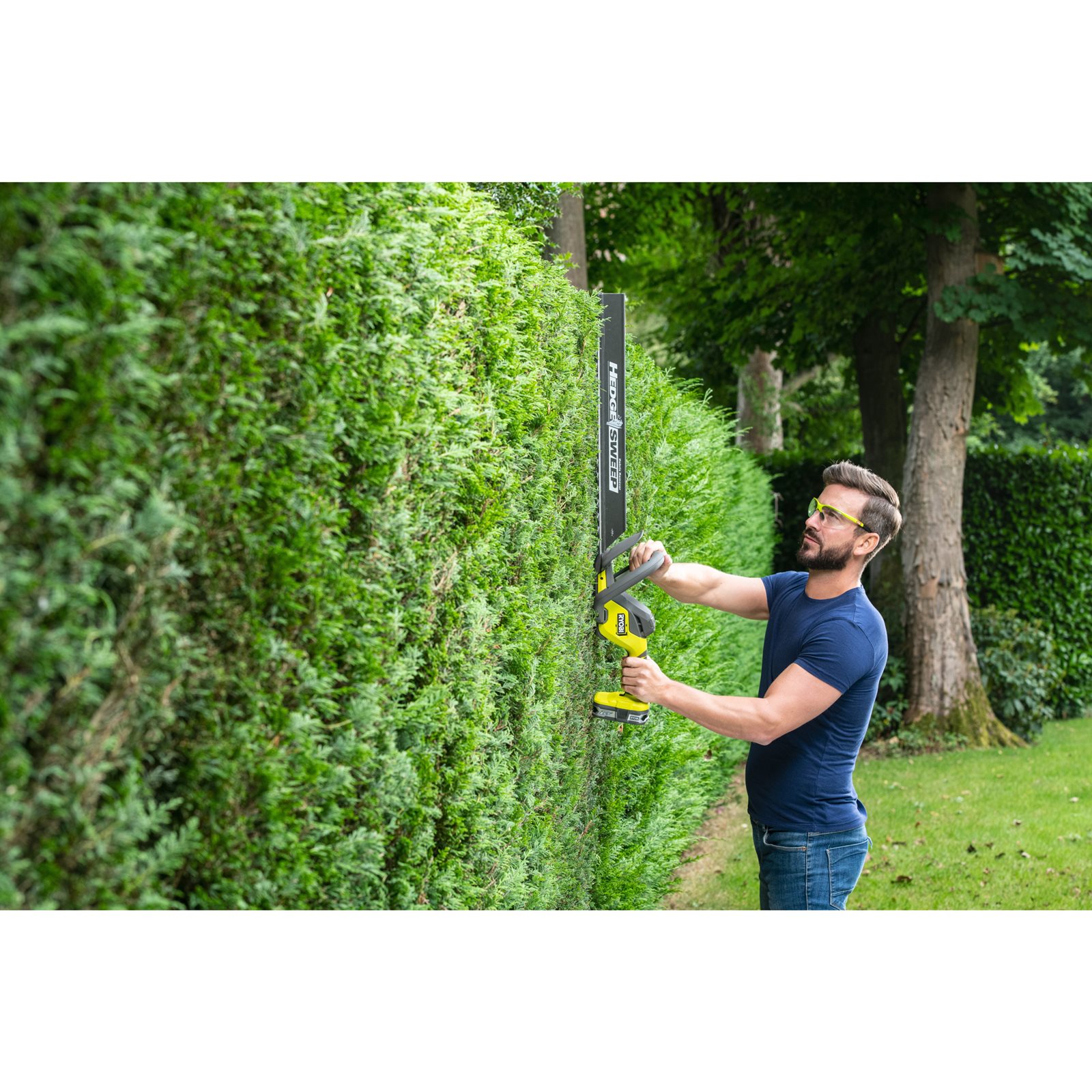 Foarfecă tuns gard viu 18V ONE+, lamă 55cm (1 x 4,0 Ah) Ryobi RY18HT55A-140 - in utilizare 2