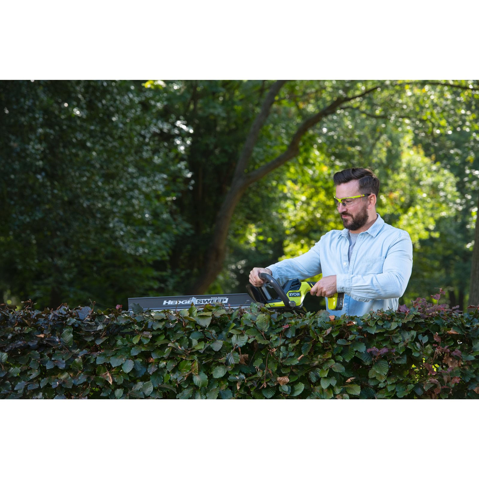 Foarfecă tuns gard viu 18V ONE+, lamă 55cm (1 x 4,0 Ah) Ryobi RY18HT55A-140 - in utilizare 4