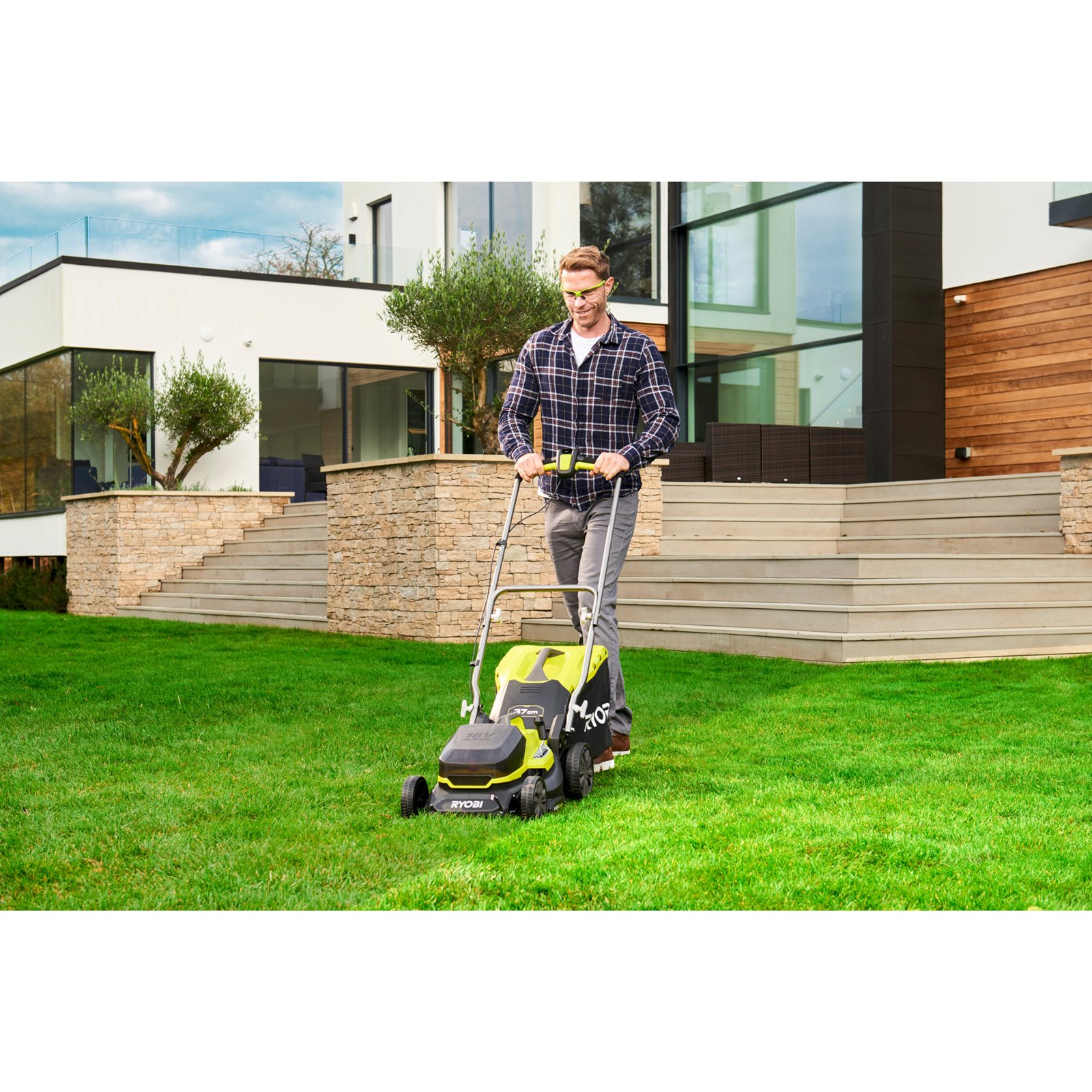 Mașină de tuns gazonul 18V ONE+, punte 37cm (2 x 4,0 Ah) Ryobi RY18LM37A-240 - in utilizare 1