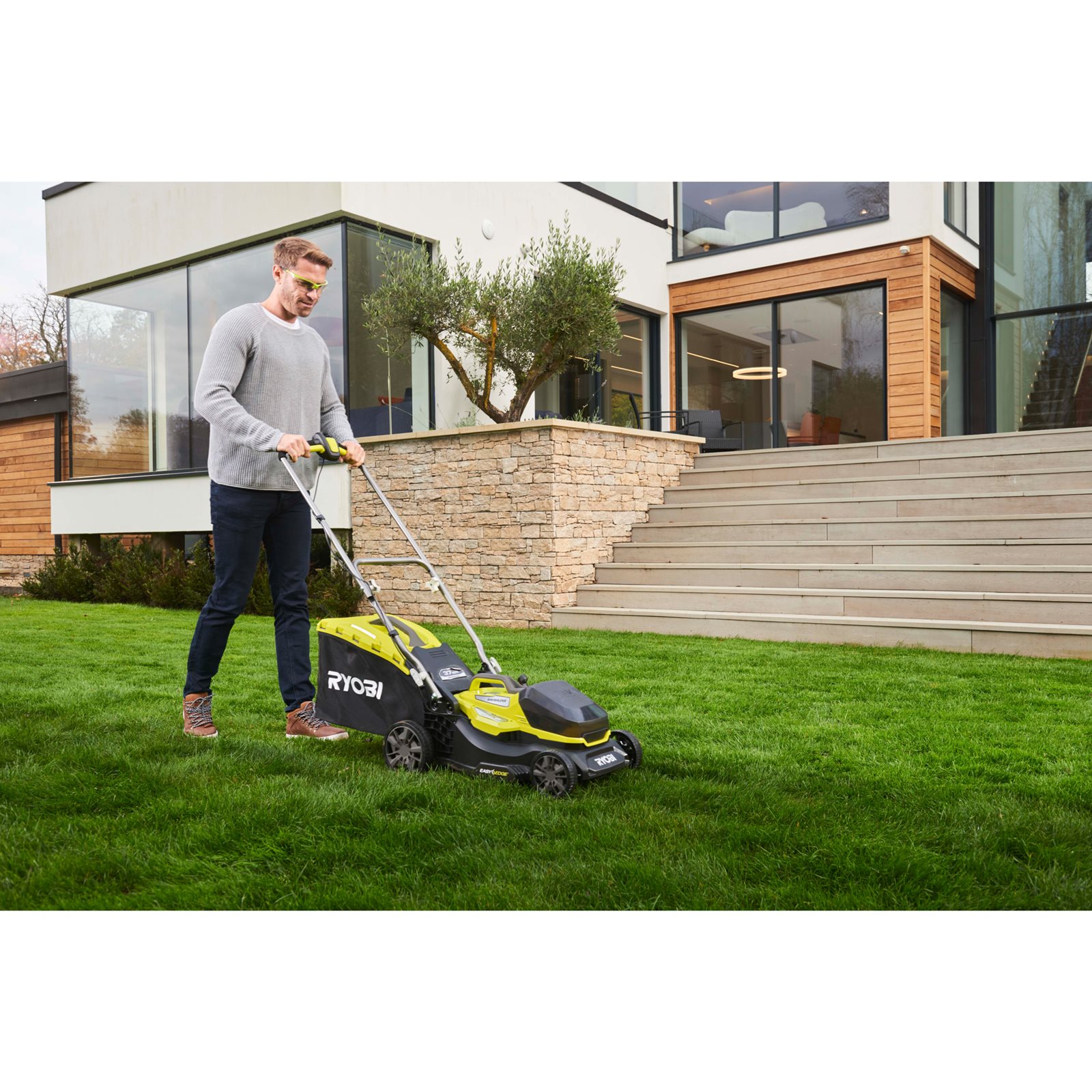 Mașină de tuns gazonul 18V ONE+, punte 37cm (2 x 4,0 Ah) Ryobi RY18LM37A-240 - in utilizare 2