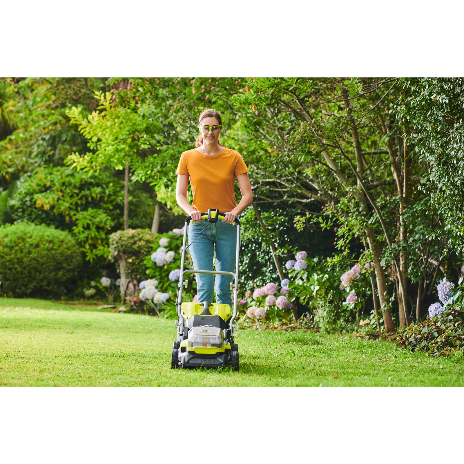 Mașină de tuns gazonul 18V ONE+, punte 37cm (2 x 4,0 Ah) Ryobi RY18LM37A-240 - in utilizare 3