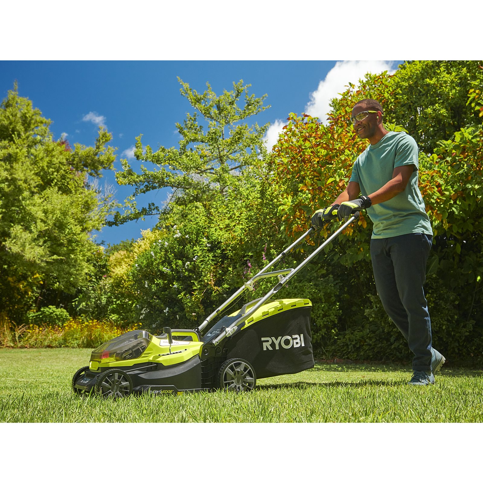 Mașină de tuns gazonul 18V ONE+, punte 37cm (2 x 4,0 Ah) Ryobi RY18LM37A-240 - in utilizare 4