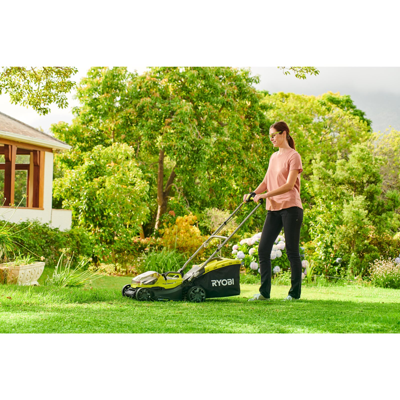 Mașină de tuns gazonul 18V ONE+, punte 37cm (2 x 4,0 Ah) Ryobi RY18LM37A-240 - in utilizare 5