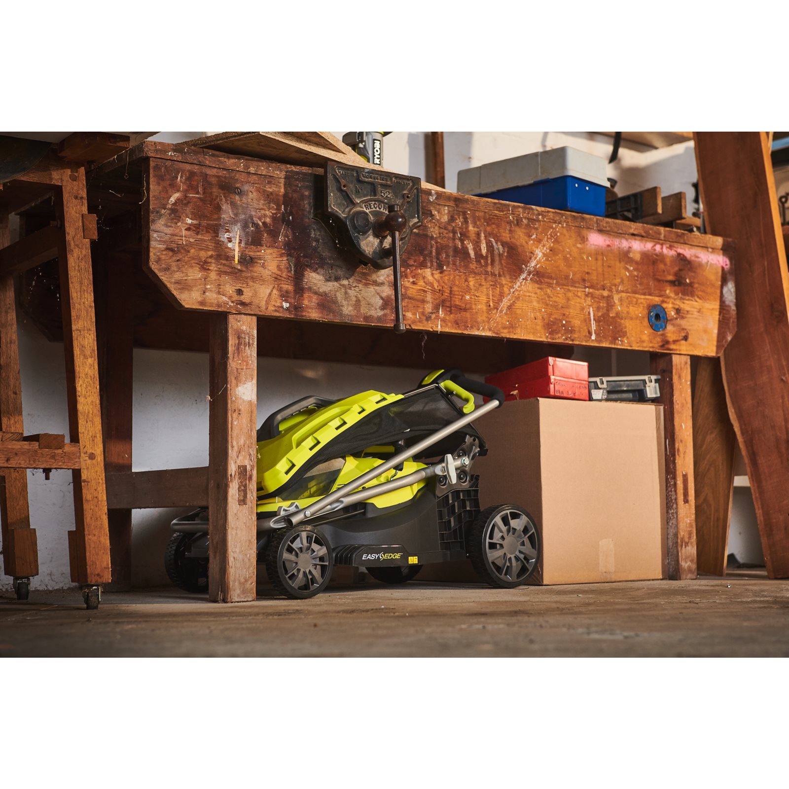 Mașină de tuns gazonul 18V ONE+, punte 37cm (2 x 4,0 Ah) Ryobi RY18LM37A-240 - in utilizare 6