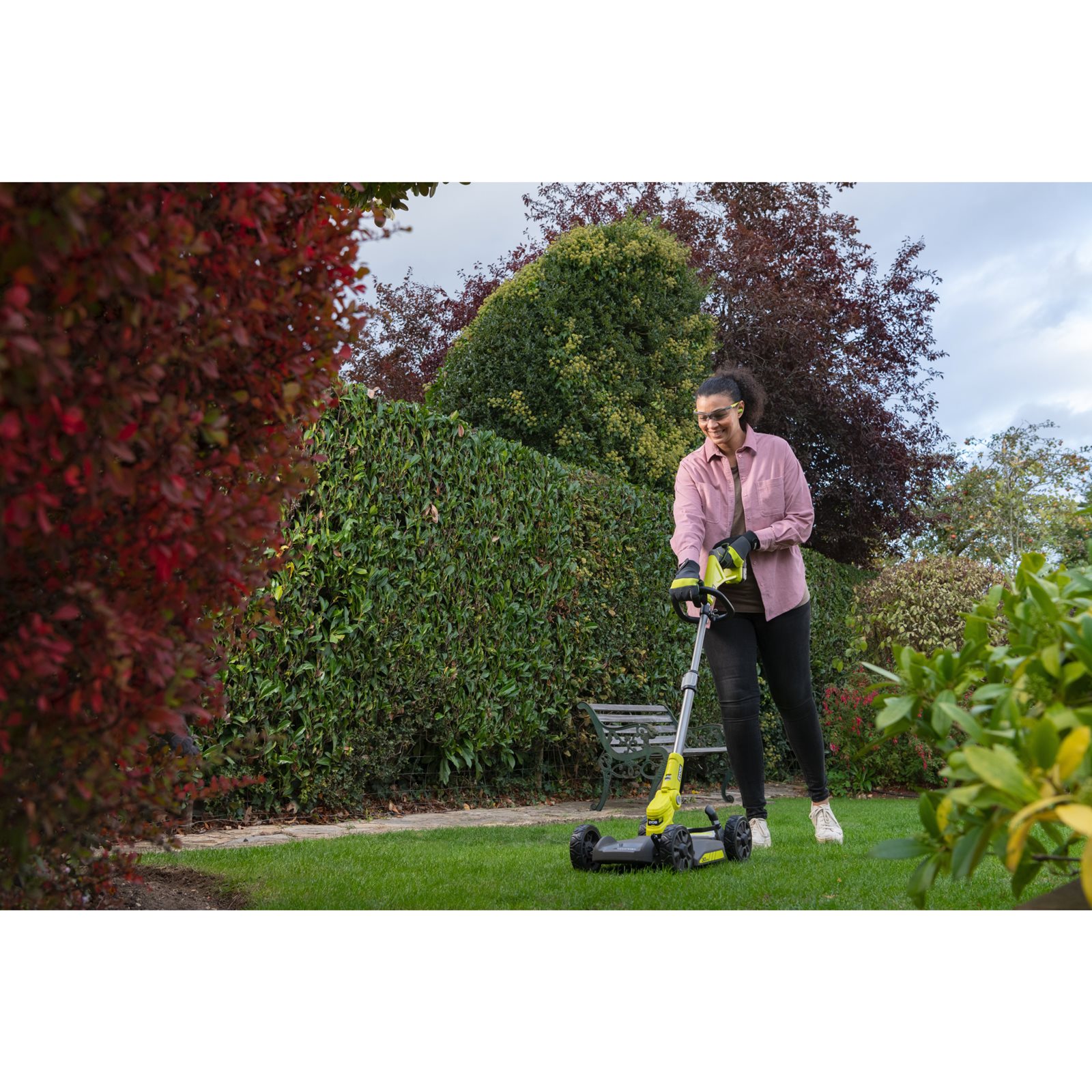 Trimmer fără cablu 18V ONE+ de 30cm 3 în 1 (1 x 2,0Ah) Ryobi RY18LMC30A-120 - in utilizare 1