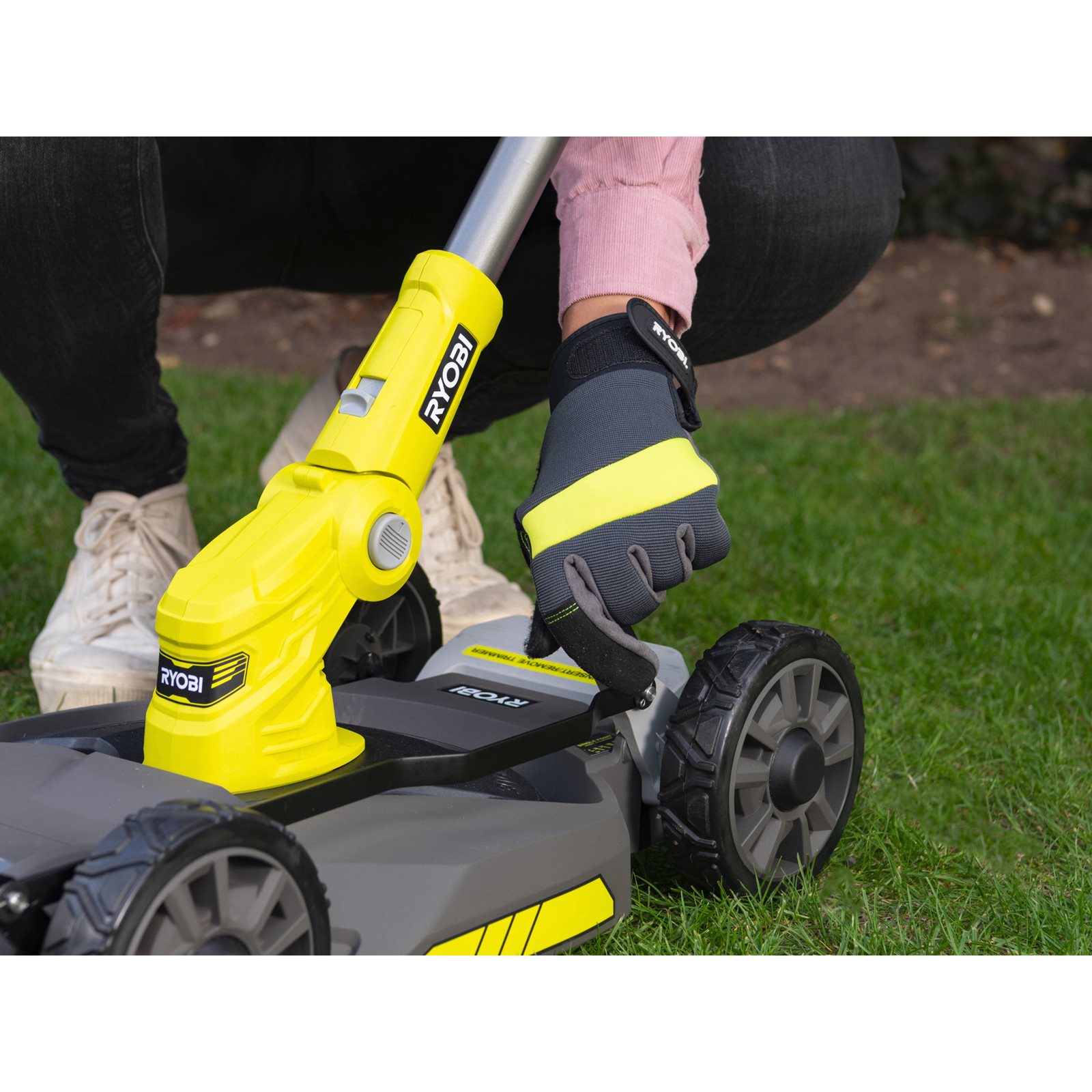 Trimmer fără cablu 18V ONE+ de 30cm 3 în 1 (1 x 2,0Ah) Ryobi RY18LMC30A-120 - in utilizare 2