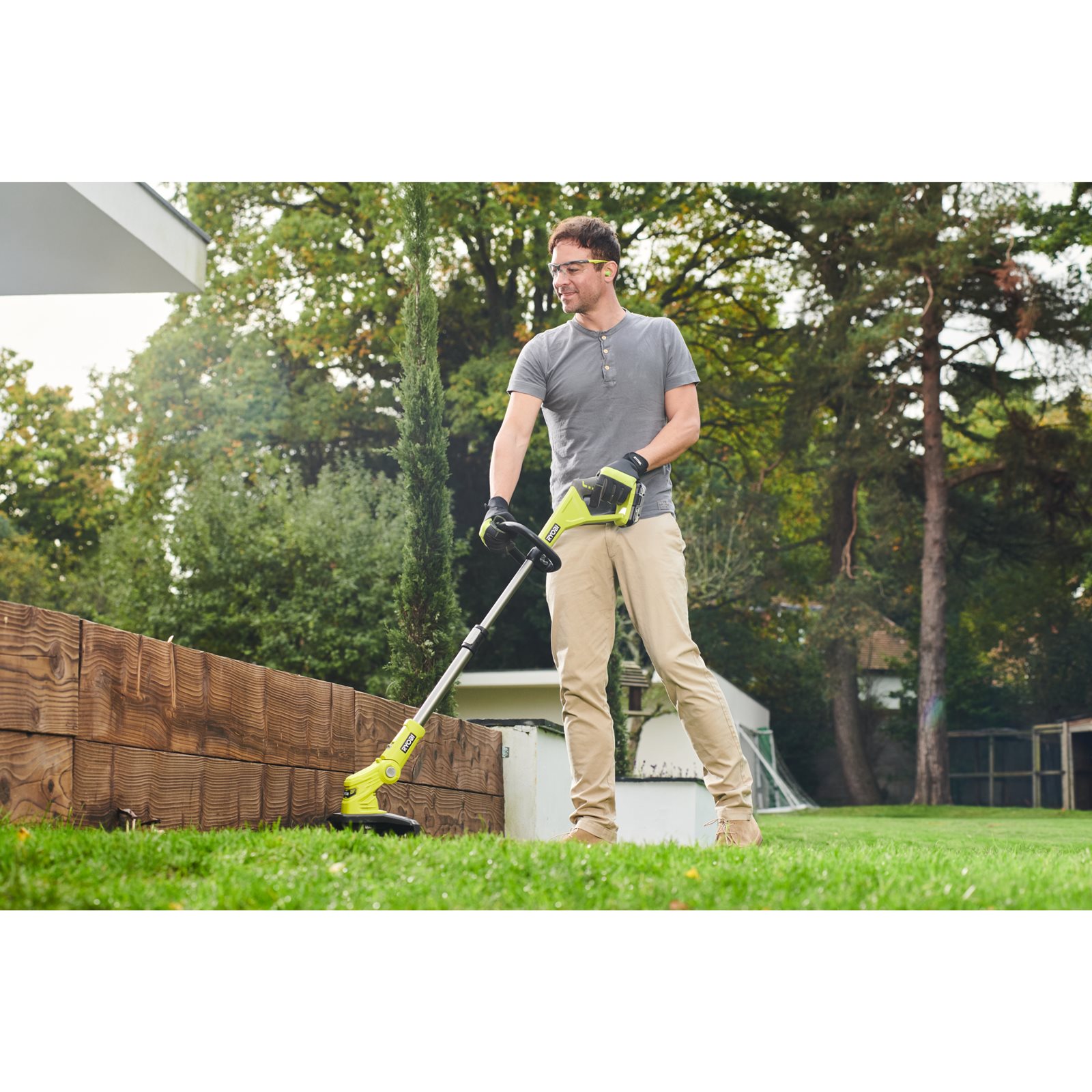 Trimmer fără cablu 18V ONE+ de 30cm 3 în 1 (1 x 2,0Ah) Ryobi RY18LMC30A-120 - in utilizare 4