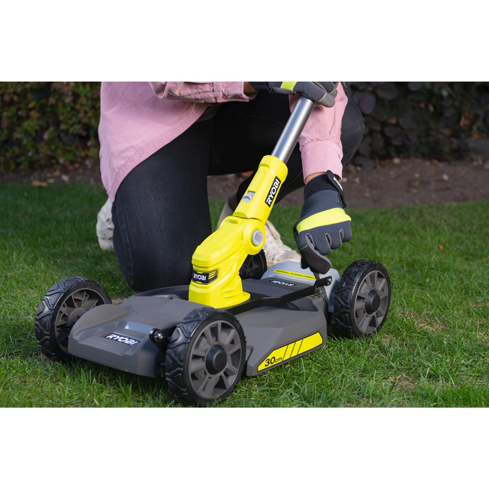 Trimmer fără cablu 18V ONE+ de 30cm 3 în 1 (1 x 2,0Ah) Ryobi RY18LMC30A-120 - in utilizare 5