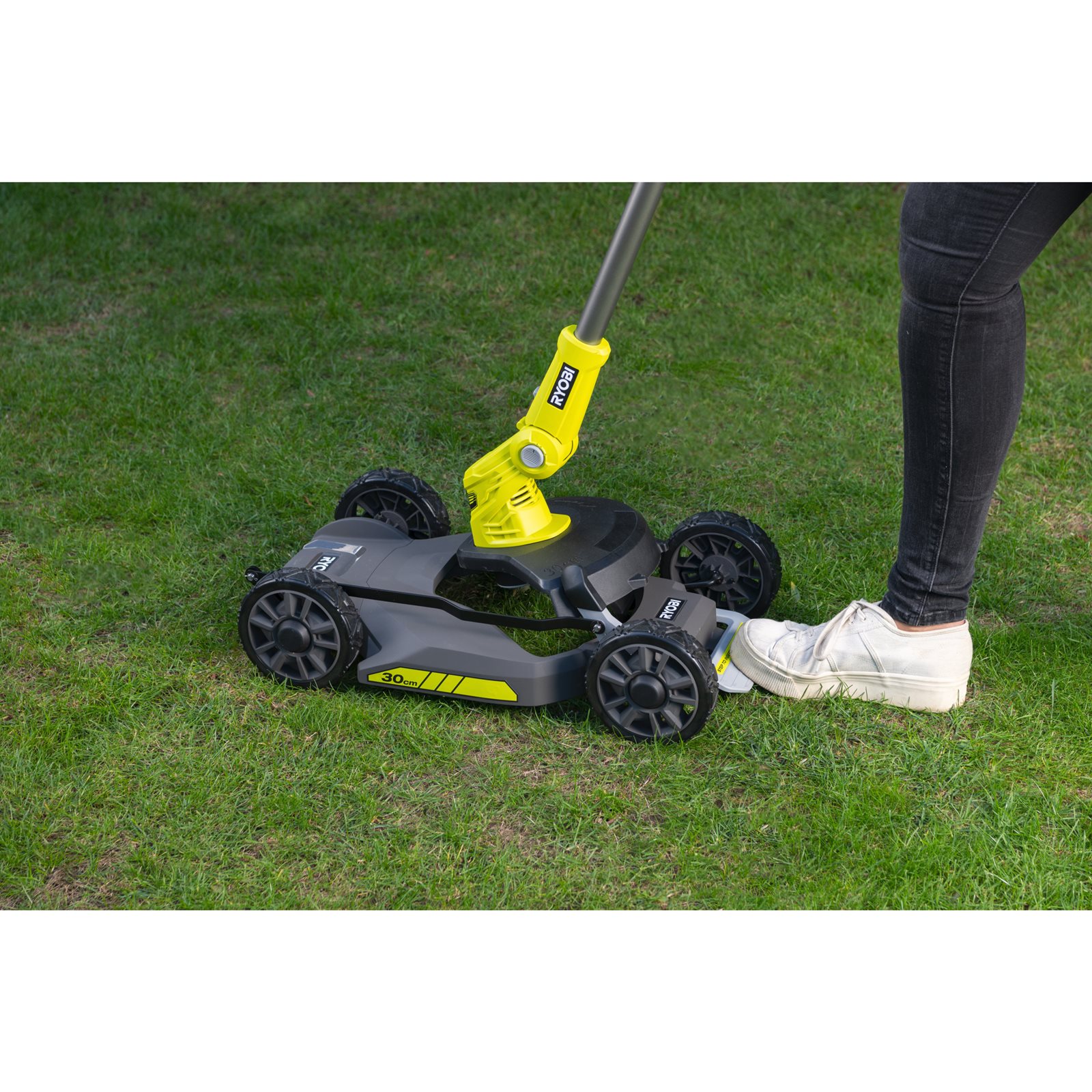 Trimmer fără cablu 18V ONE+ de 30cm 3 în 1 (1 x 2,0Ah) Ryobi RY18LMC30A-120 - in utilizare 6