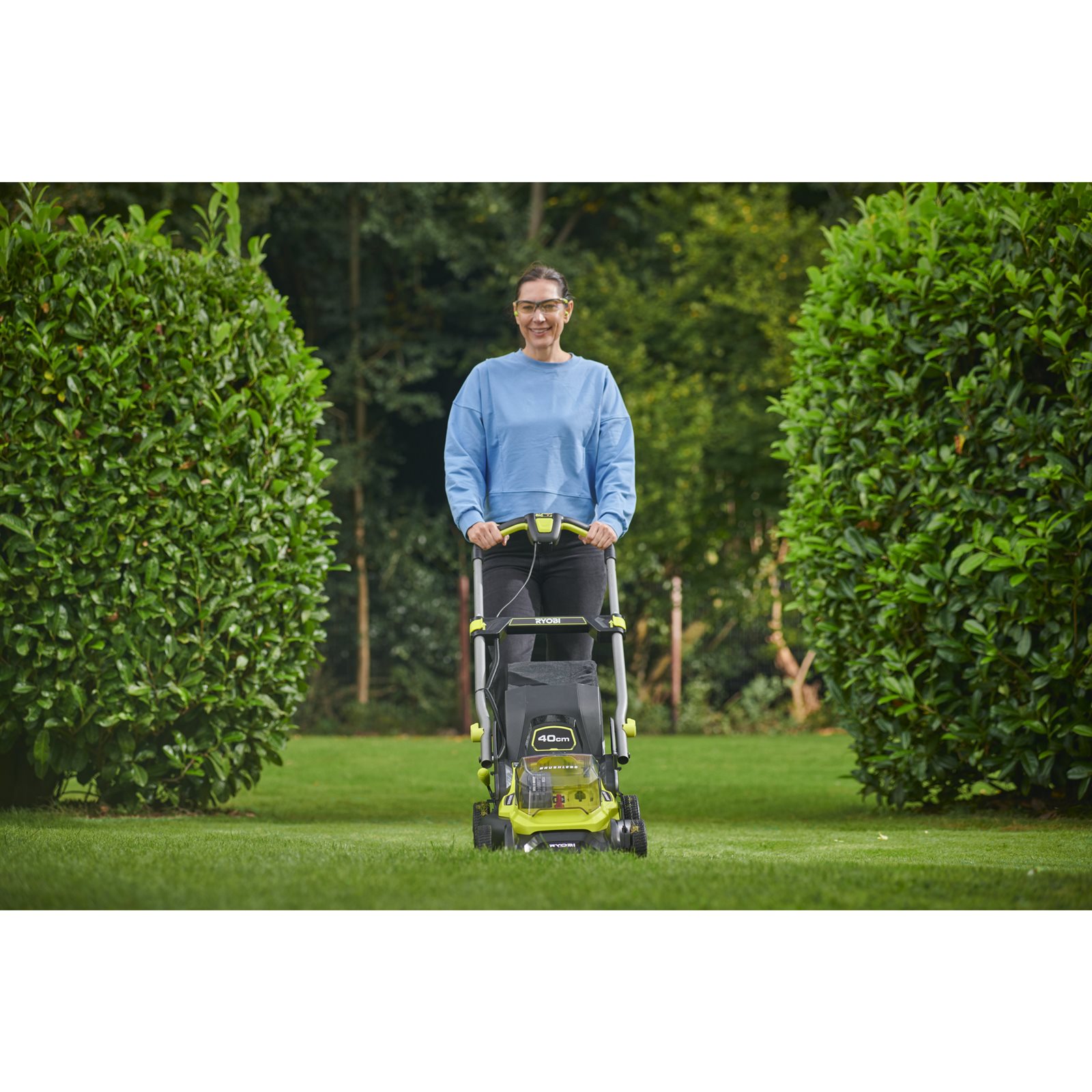 Mașină de tuns iarba fără perii 18V ONE+ de 40cm Ryobi RY18LMX40C-0 - in utilizare 1