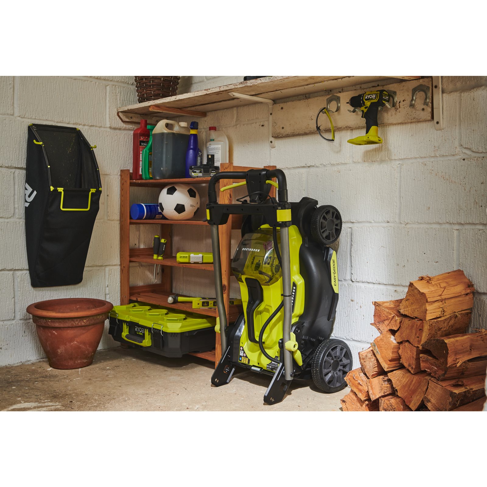 Mașină de tuns iarba fără perii 18V ONE+ de 40cm Ryobi RY18LMX40C-0 - in utilizare 3