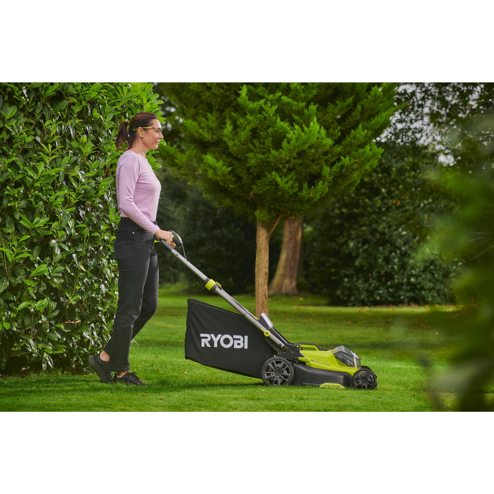 Mașină de tuns iarba fără perii 18V ONE+ de 40cm Ryobi RY18LMX40C-0 - in utilizare 4