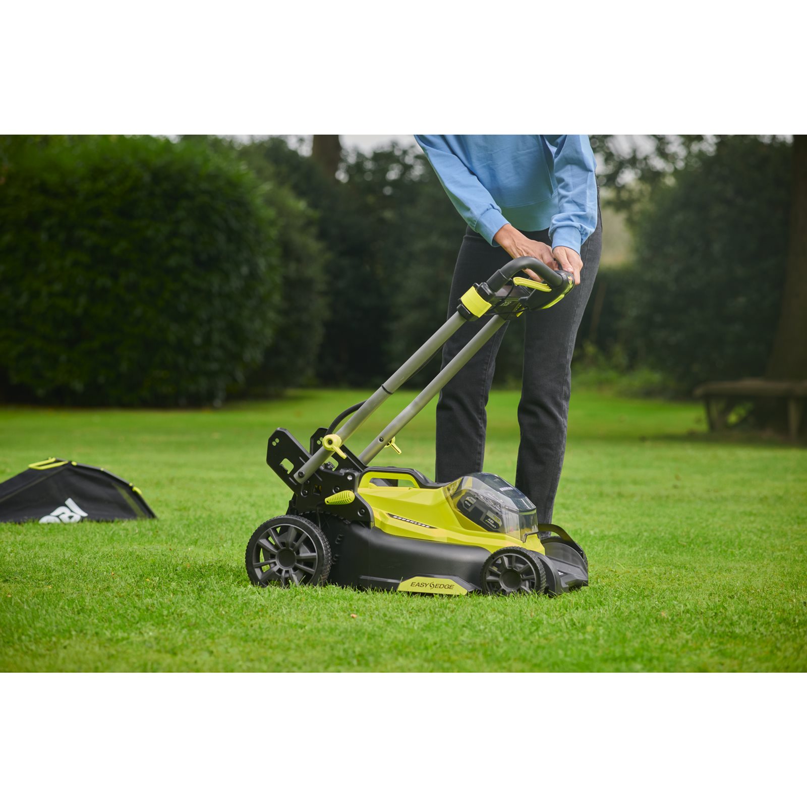 Mașină de tuns iarba fără perii 18V ONE+ de 40cm Ryobi RY18LMX40C-0 - in utilizare 5