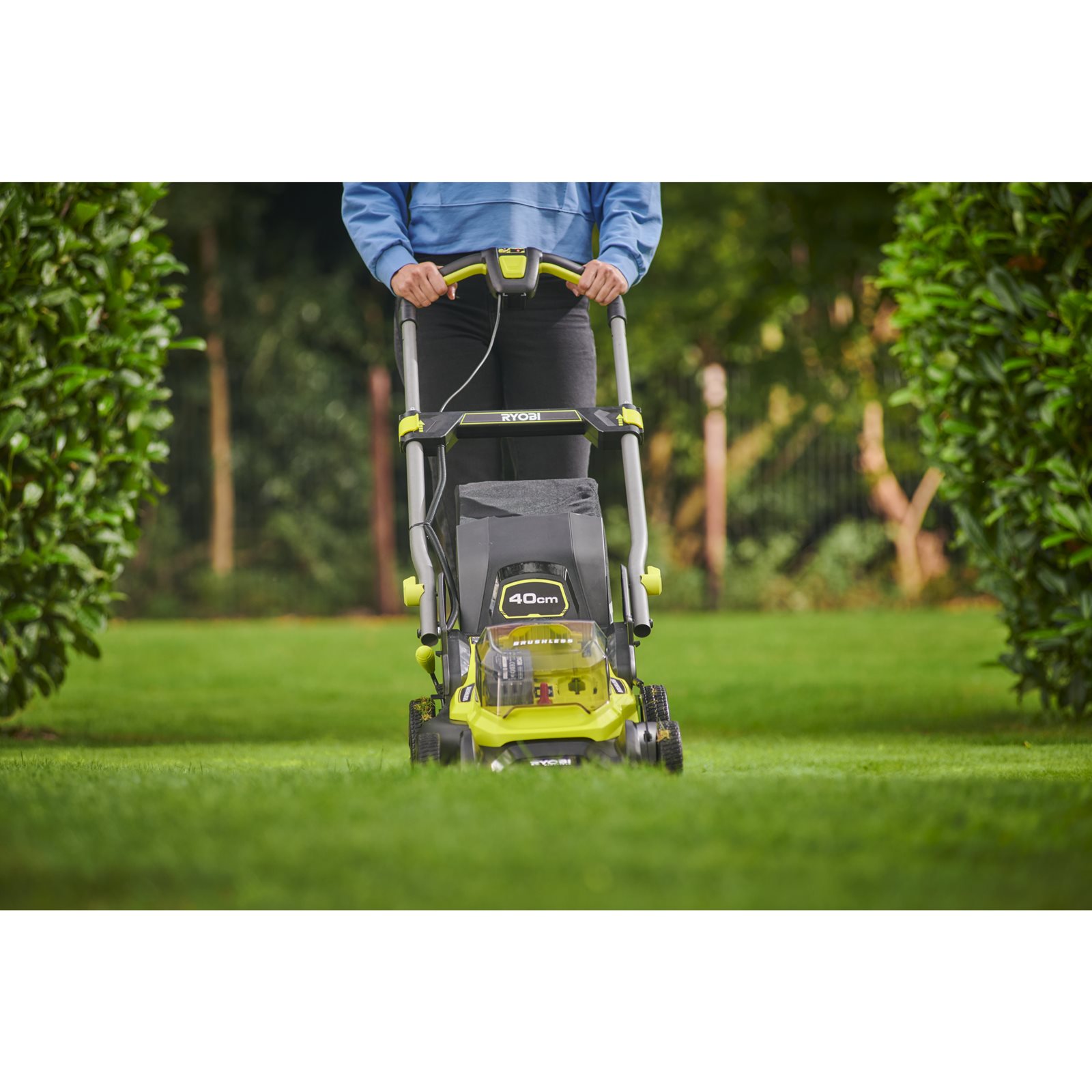 Mașini de tuns gazonul Ryobi RY18LMX40C-150 - in utilizare 2