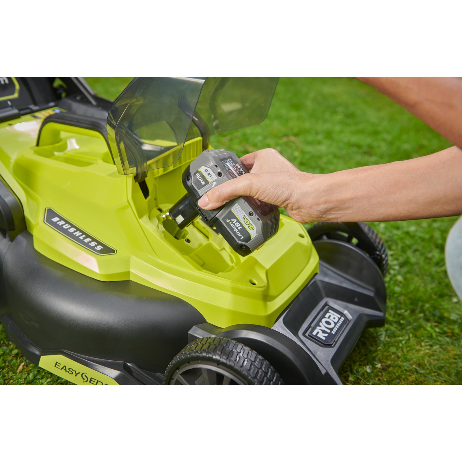 Mașini de tuns gazonul Ryobi RY18LMX40C-150 - in utilizare 5