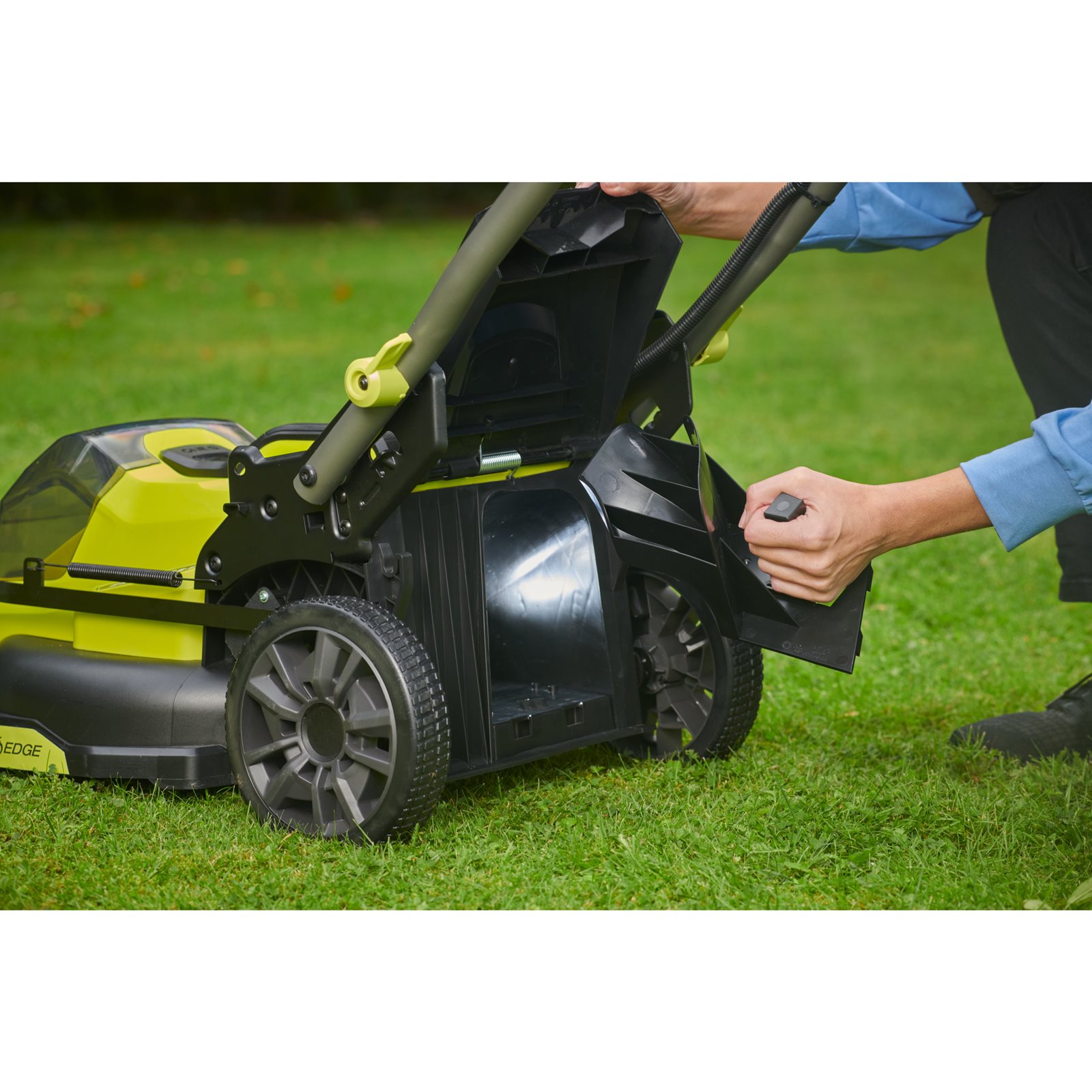 Mașini de tuns gazonul Ryobi RY18LMX40C-150 - in utilizare 6