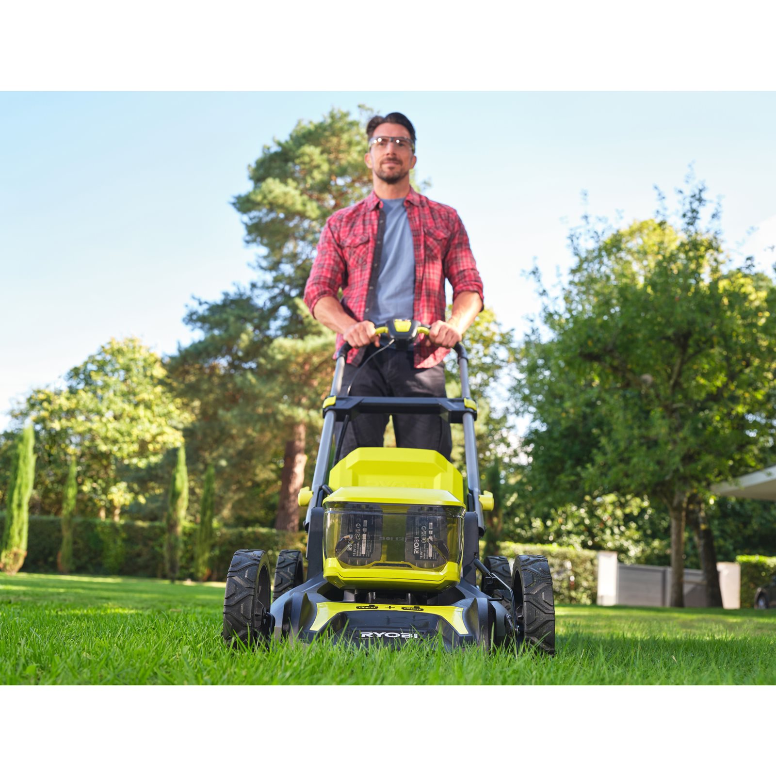 Mașină de tuns iarba fără perii 18V ONE+ de 46 cm Ryobi RY18LMX46A-0 - in utilizare 1