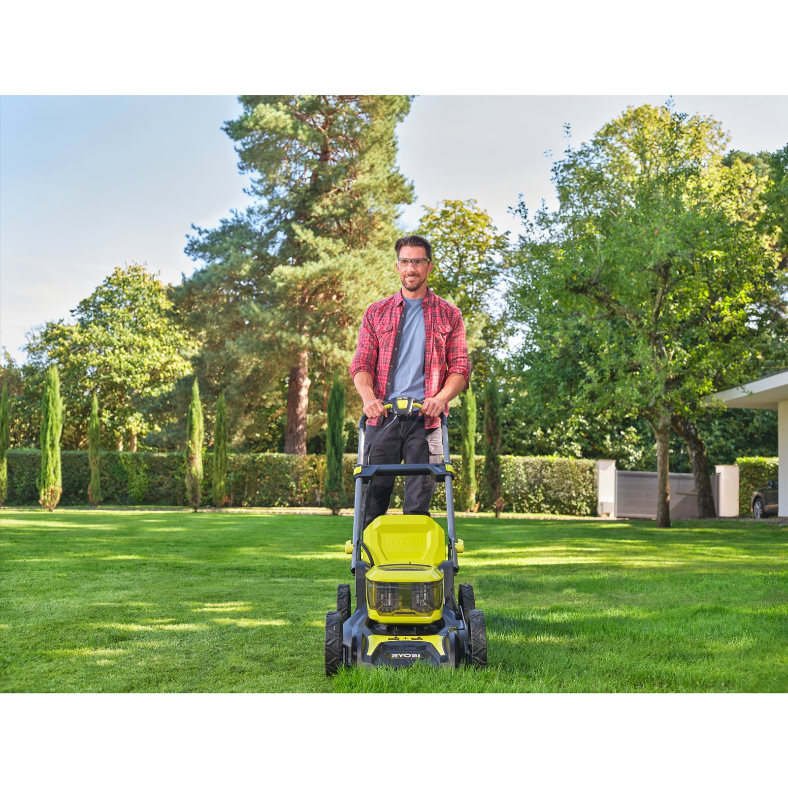 Mașină de tuns iarba fără perii 18V ONE+ de 46 cm Ryobi RY18LMX46A-0 - in utilizare 2