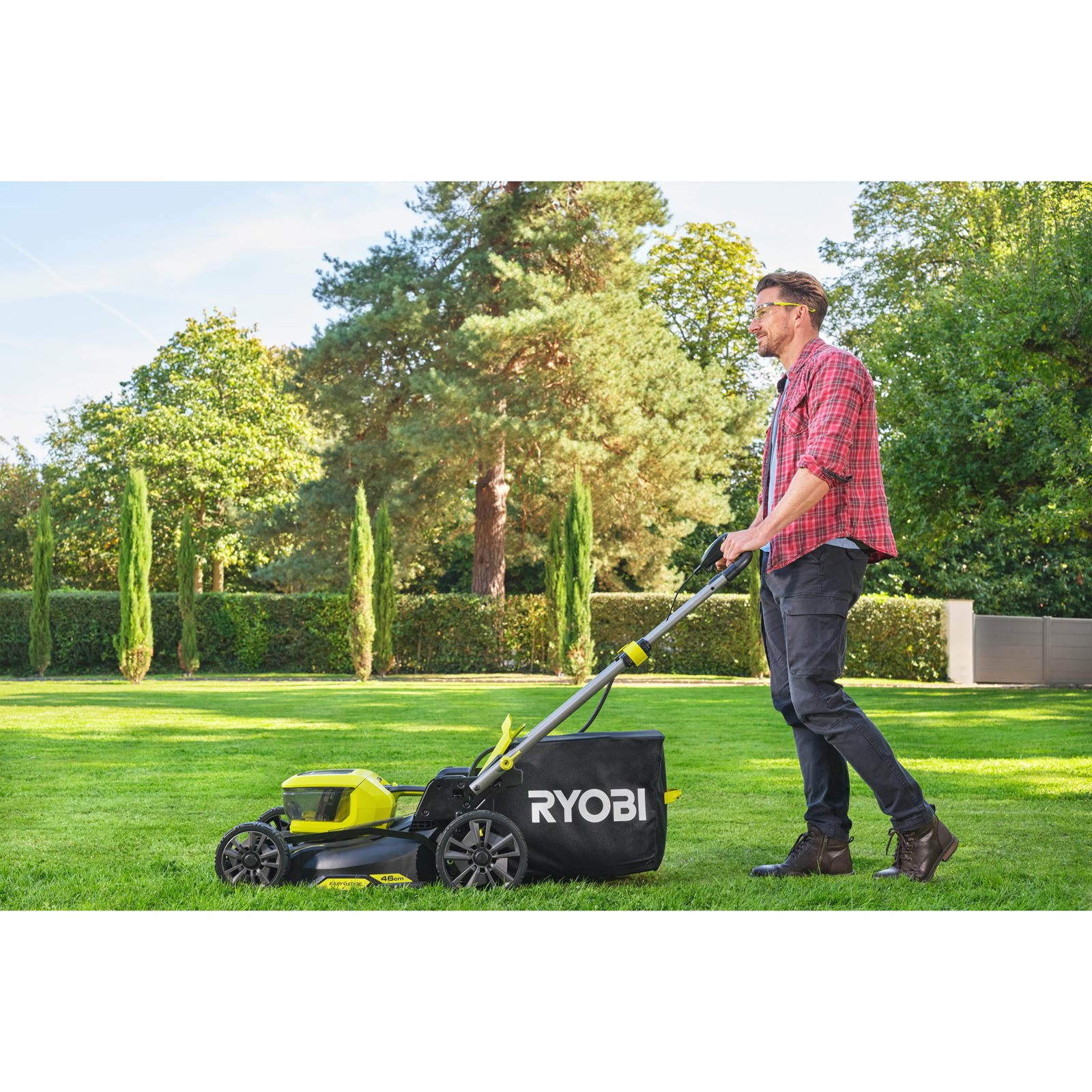 Mașină de tuns iarba fără perii 18V ONE+ de 46 cm Ryobi RY18LMX46A-0 - in utilizare 3