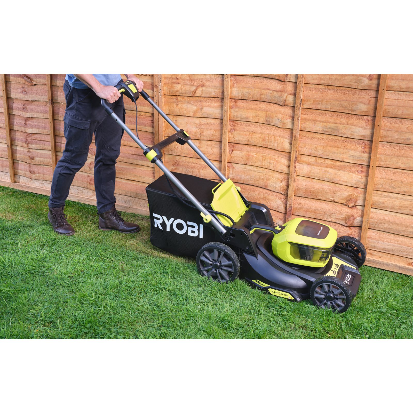 Mașină de tuns iarba fără perii 18V ONE+ de 46 cm Ryobi RY18LMX46A-0 - in utilizare 4