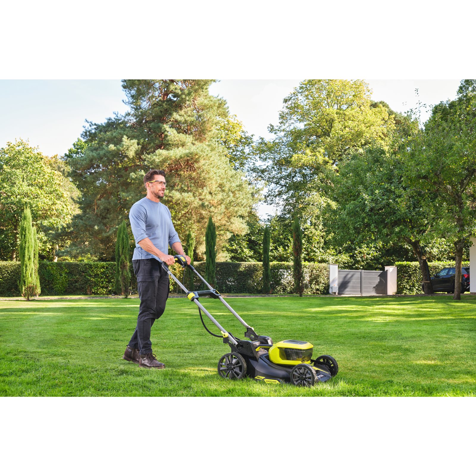 Mașină de tuns iarba fără perii 18V ONE+ de 46 cm Ryobi RY18LMX46A-0 - in utilizare 5