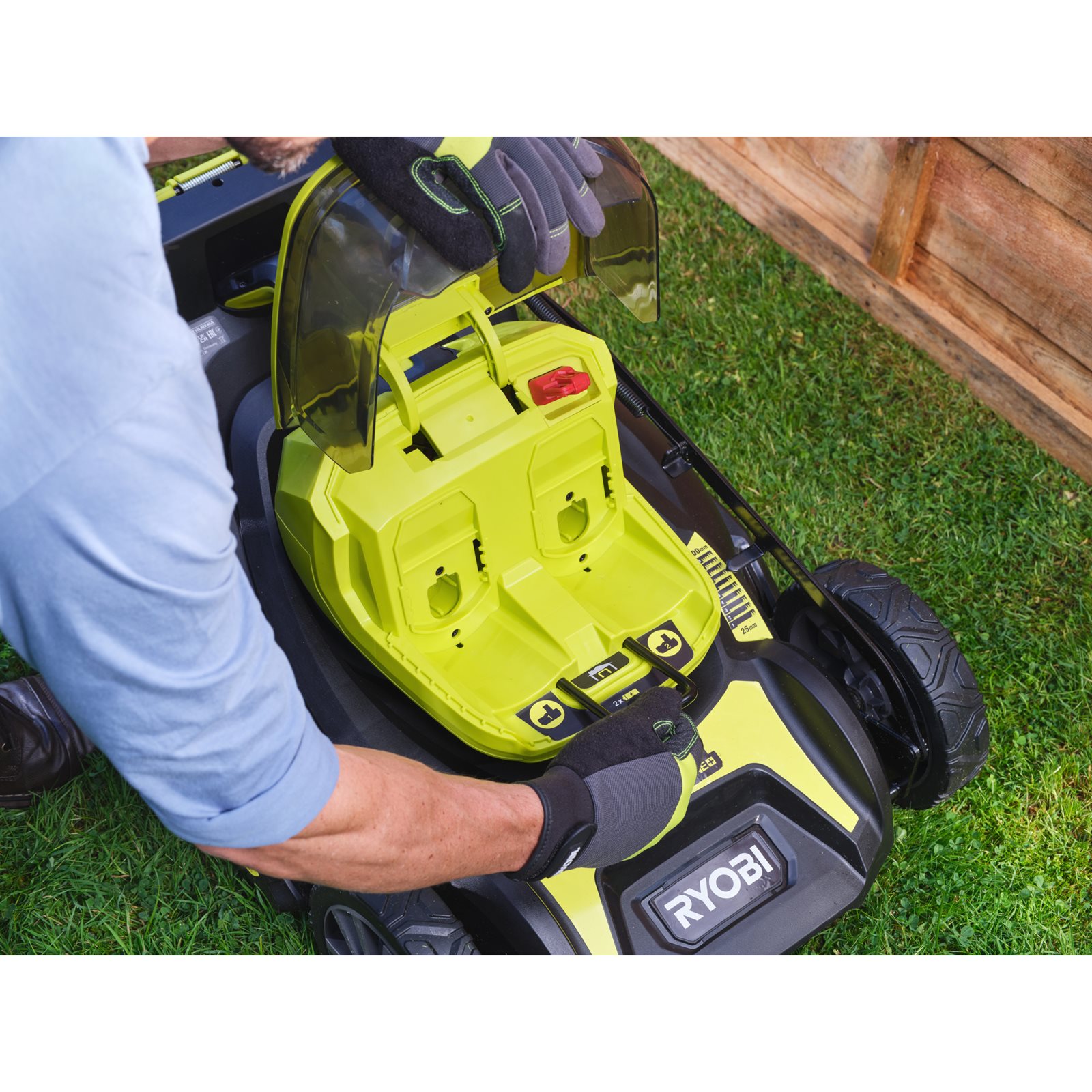Mașină de tuns iarba fără perii 18V ONE+ de 46 cm Ryobi RY18LMX46A-0 - in utilizare 6